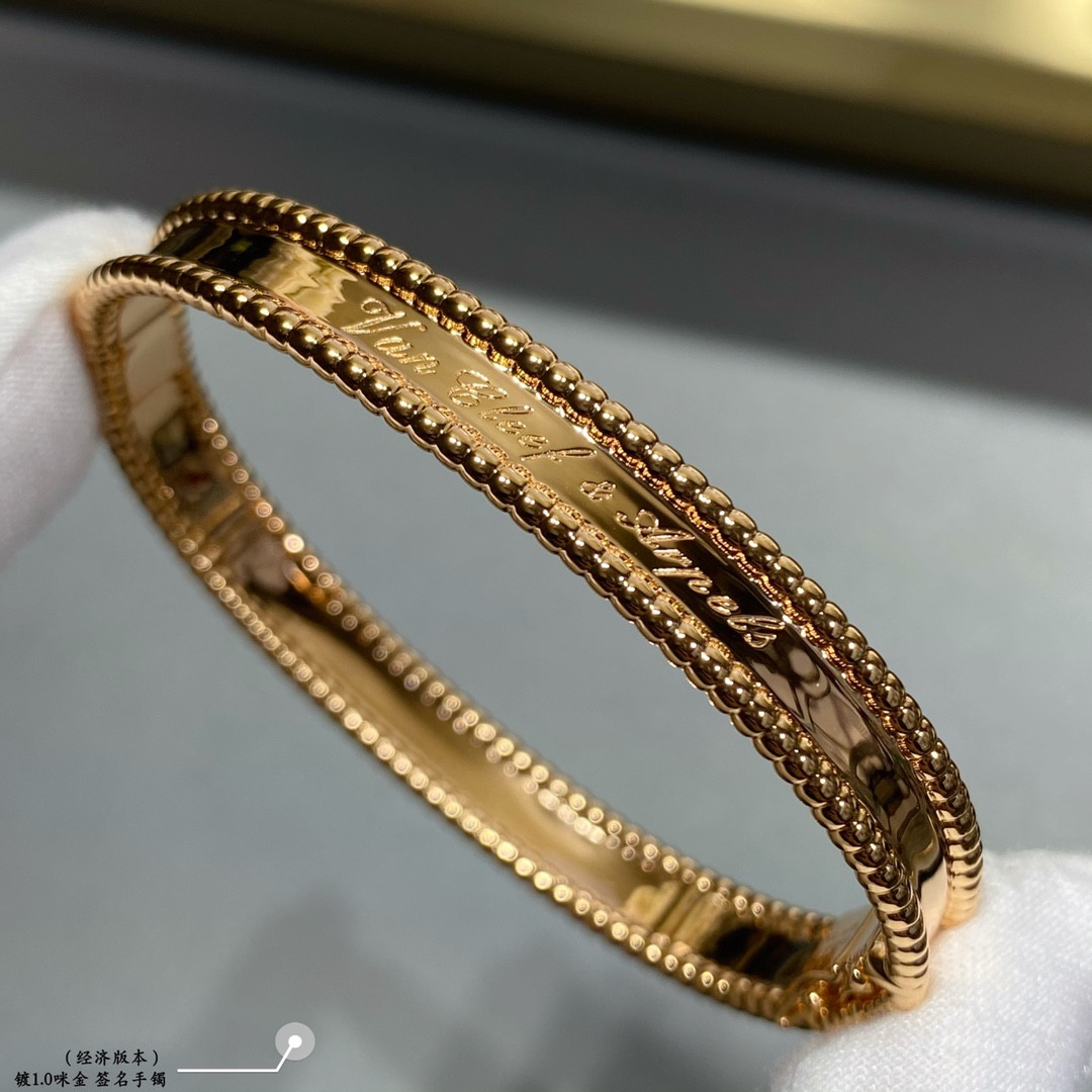 V*N CL*F & arpels sign bracelet