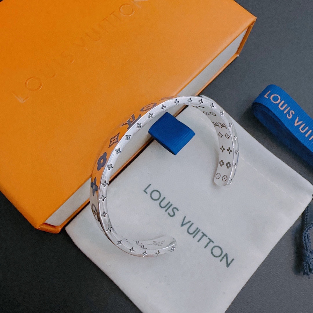 l0*is V*t0n bracelet
