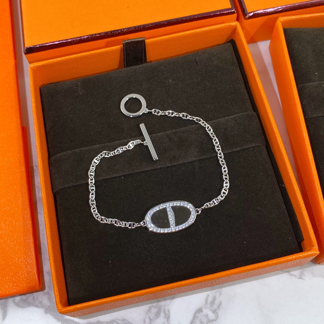 H**me5 round h pendant bracelet