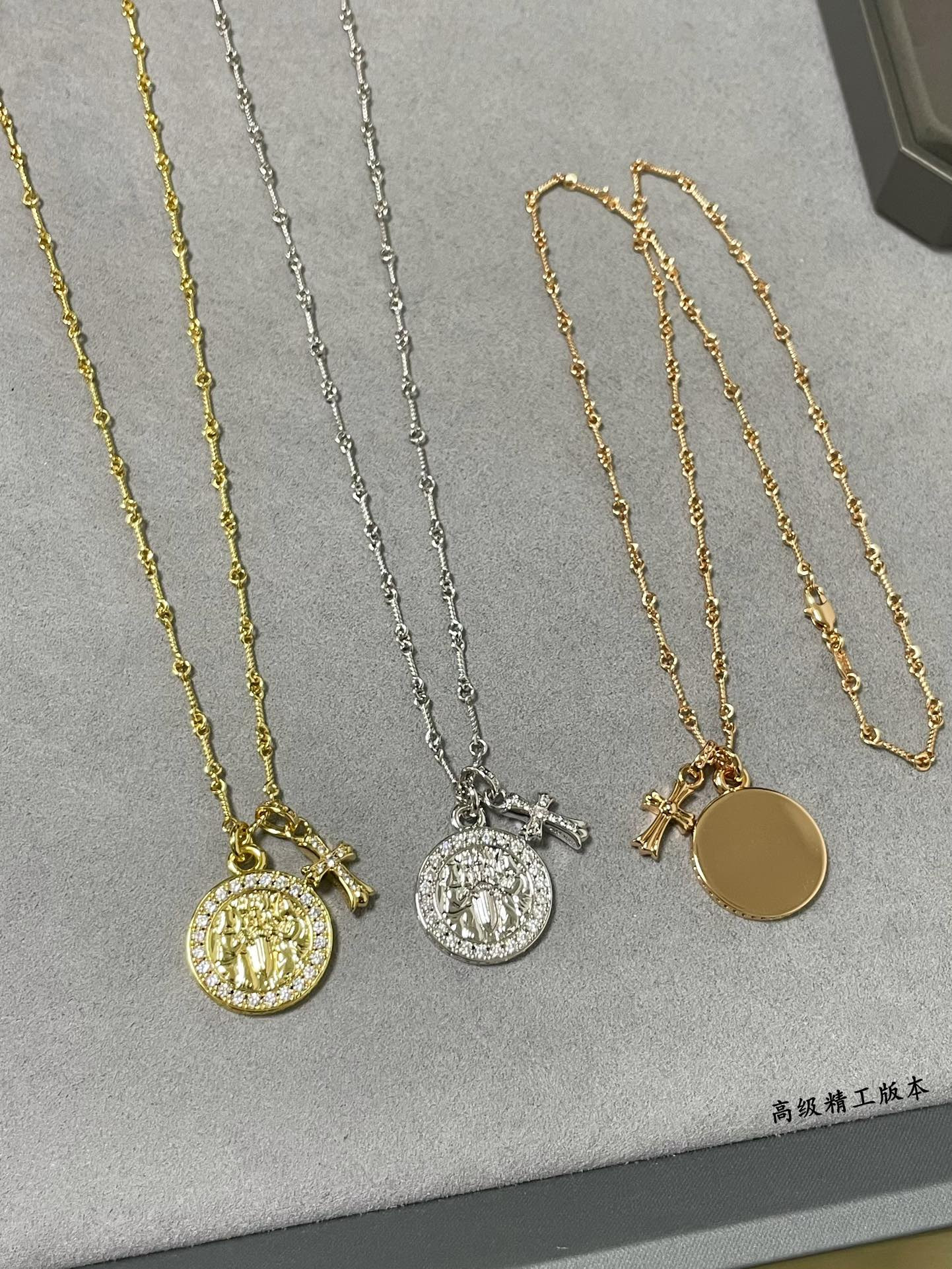 Ch**me He**ts round plaque cross necklace