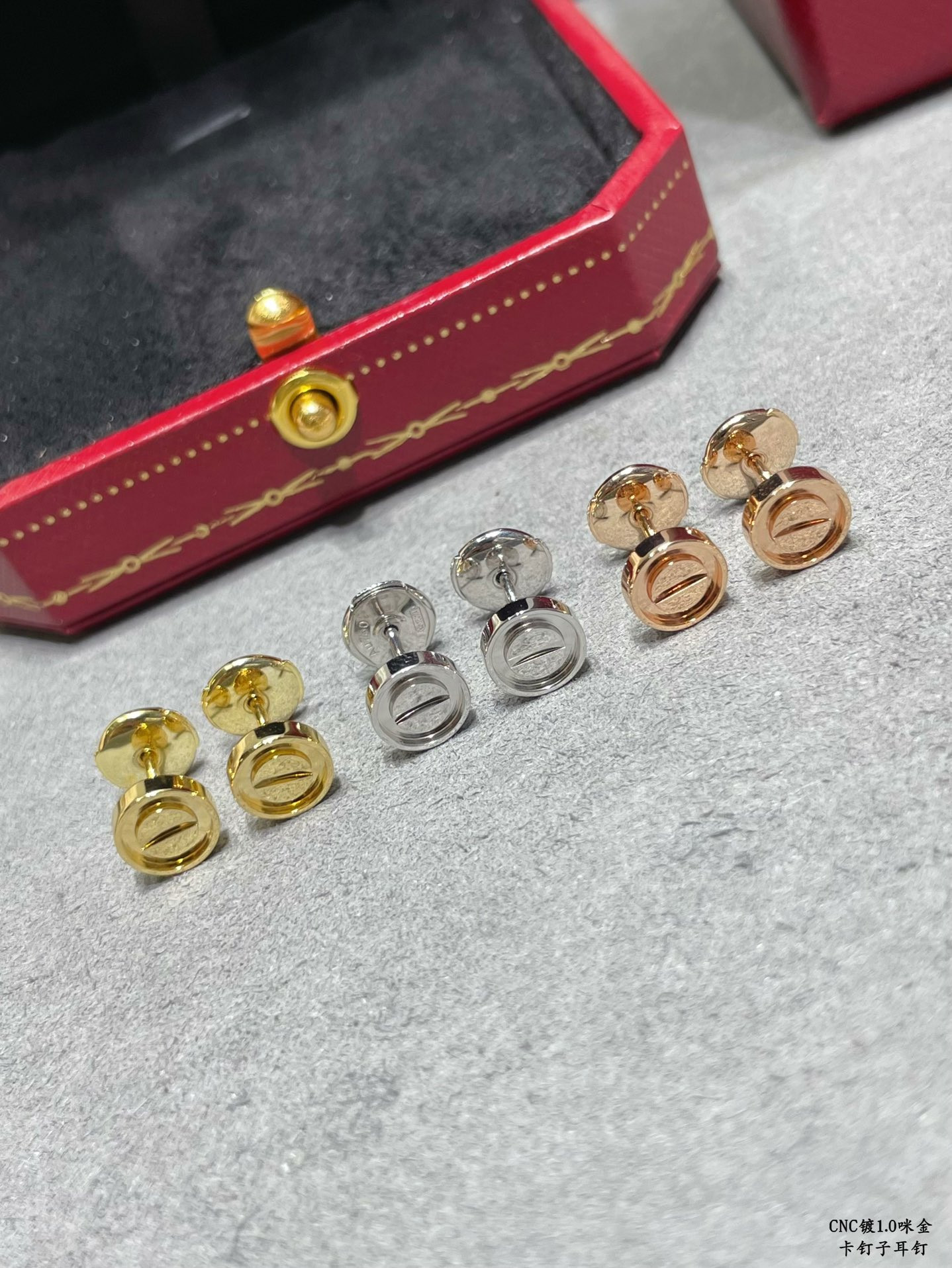 Ca*t*er nail earrings