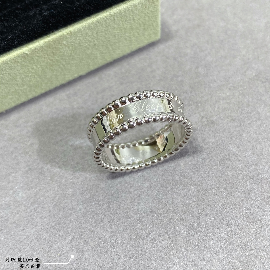 V*N CL*F & arpels sign ring