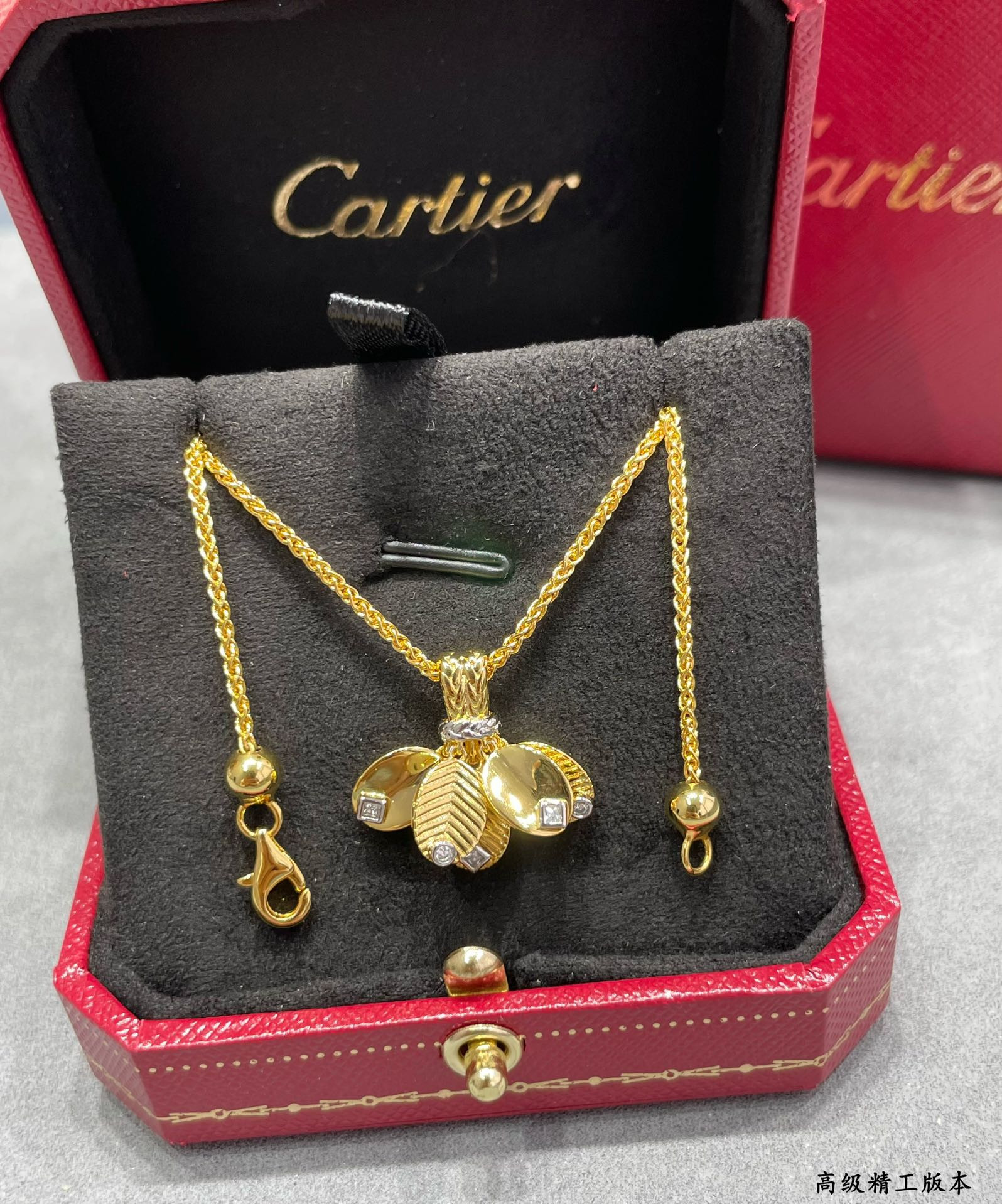 Ca*t*er coffee bean leaf necklace