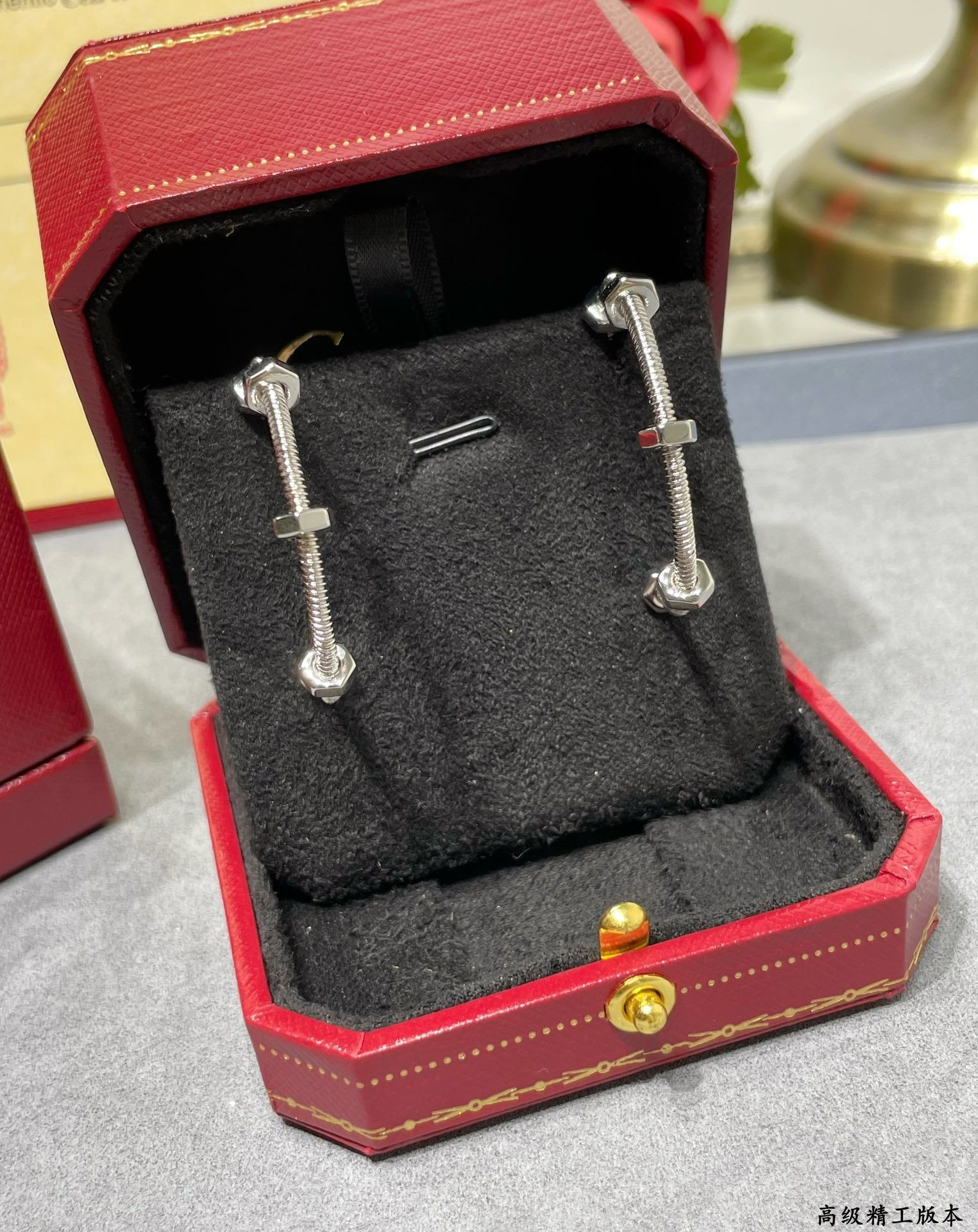 Ca*t*er screw earrings