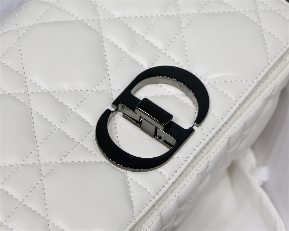 medium d*or caro bag ivory S*pple cannage calfskin 25.5 x 15.5 x 8 cm