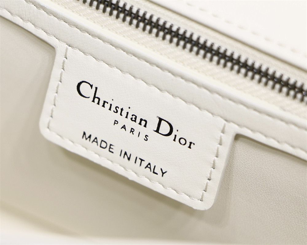 medium d*or caro bag ivory S*pple cannage calfskin 25.5 x 15.5 x 8 cm