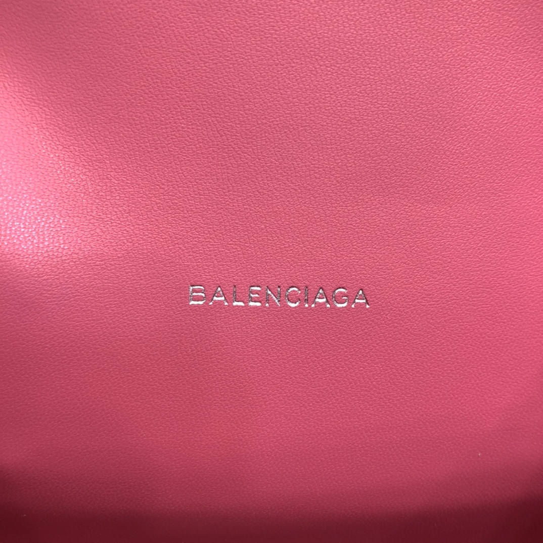 Ba*len*cia*ga women