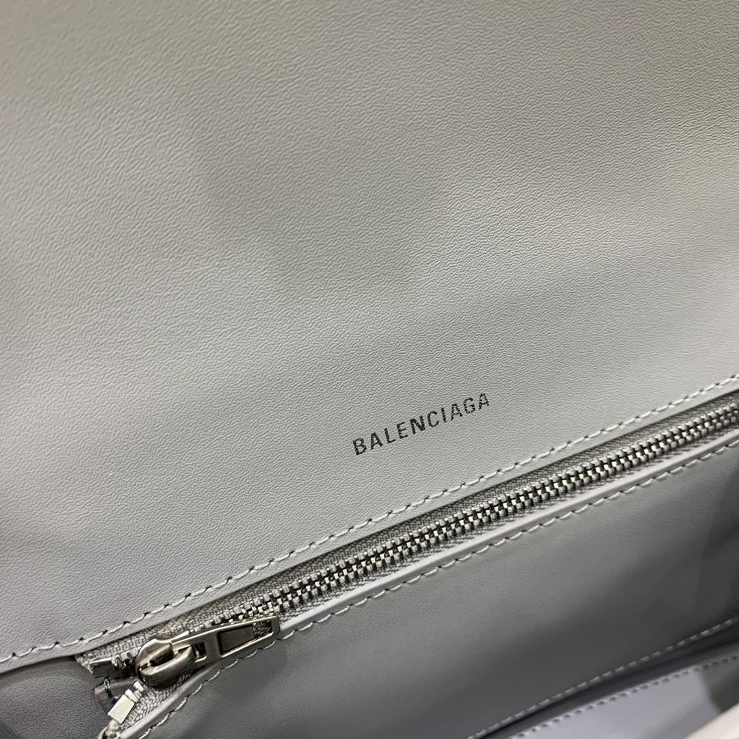 Ba*len*cia*ga women