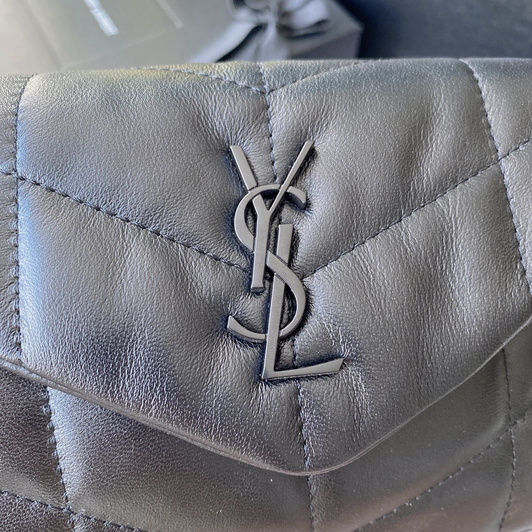 Y*L puffer in leather navy 23 x 15.5 x 5.8 cm
