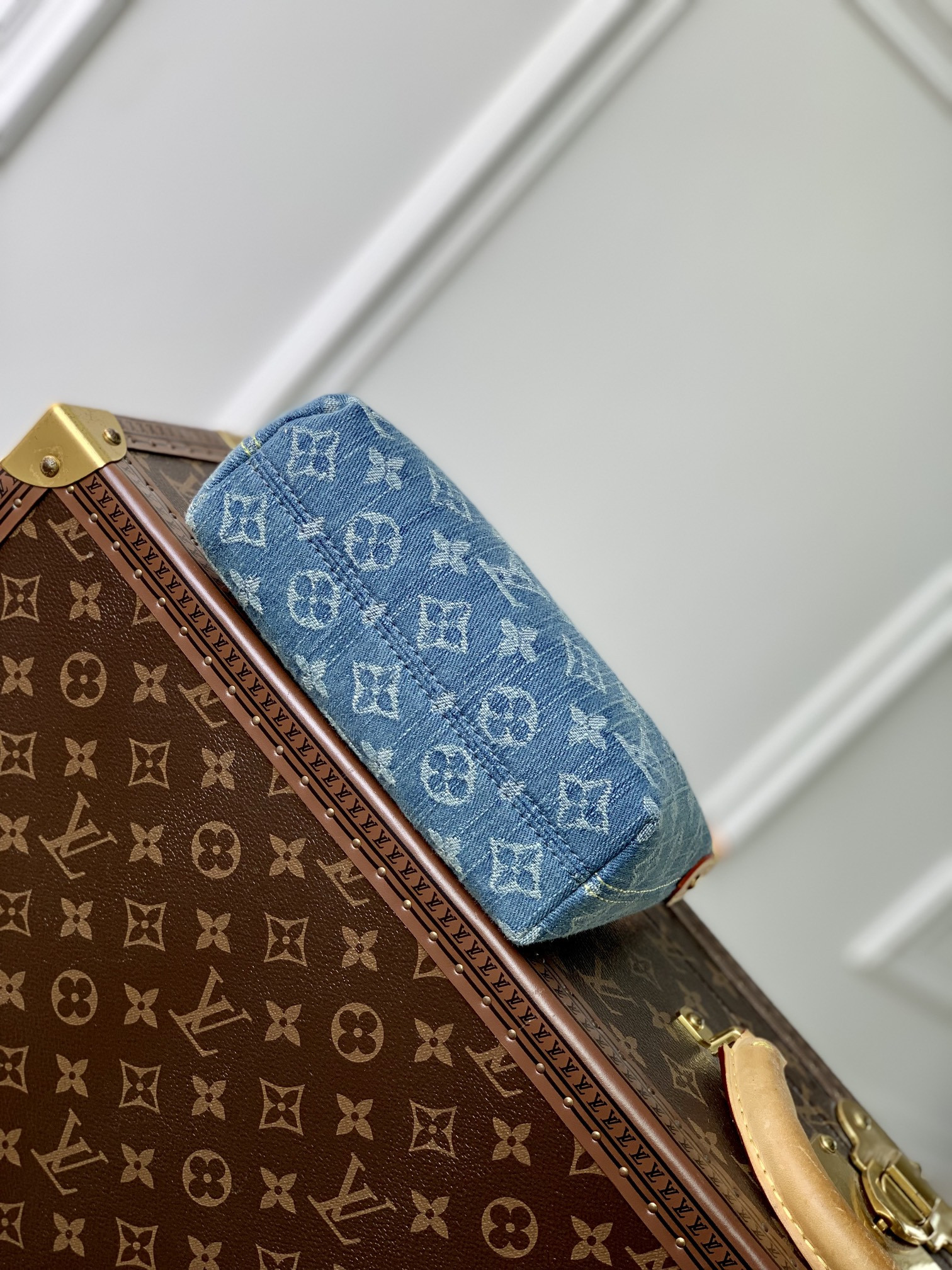 l0*is V*t0n m82949 hills pochette 7.3 x 4.3 x 2.6 inches
