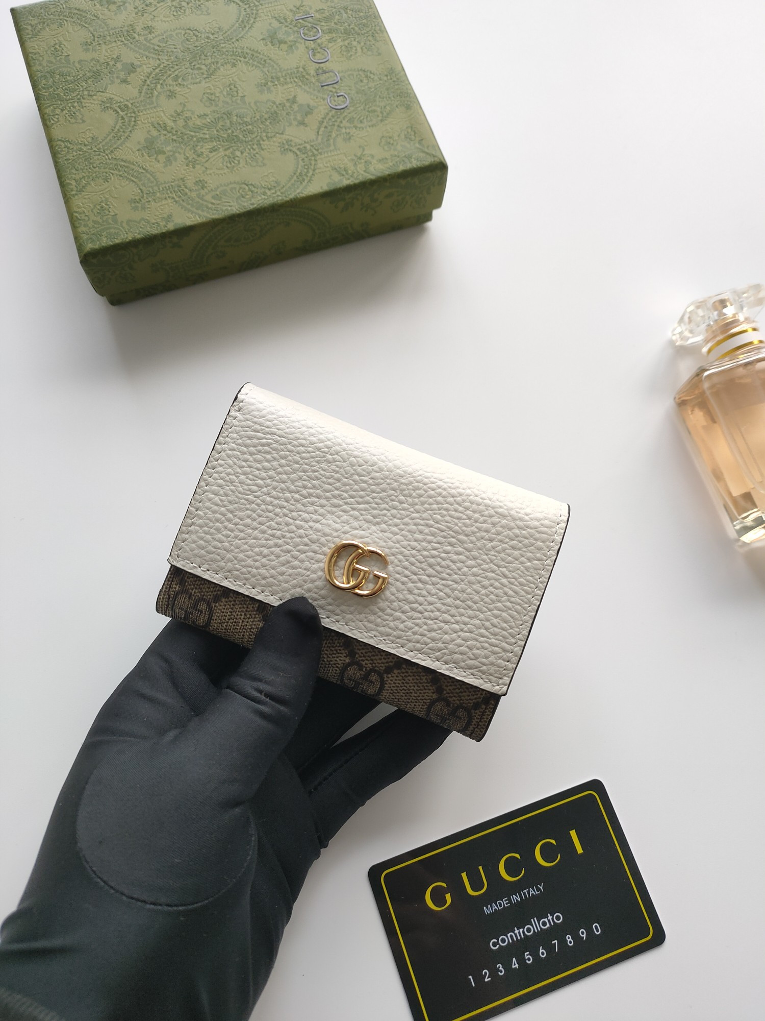 G*u*i gg  card case wallet