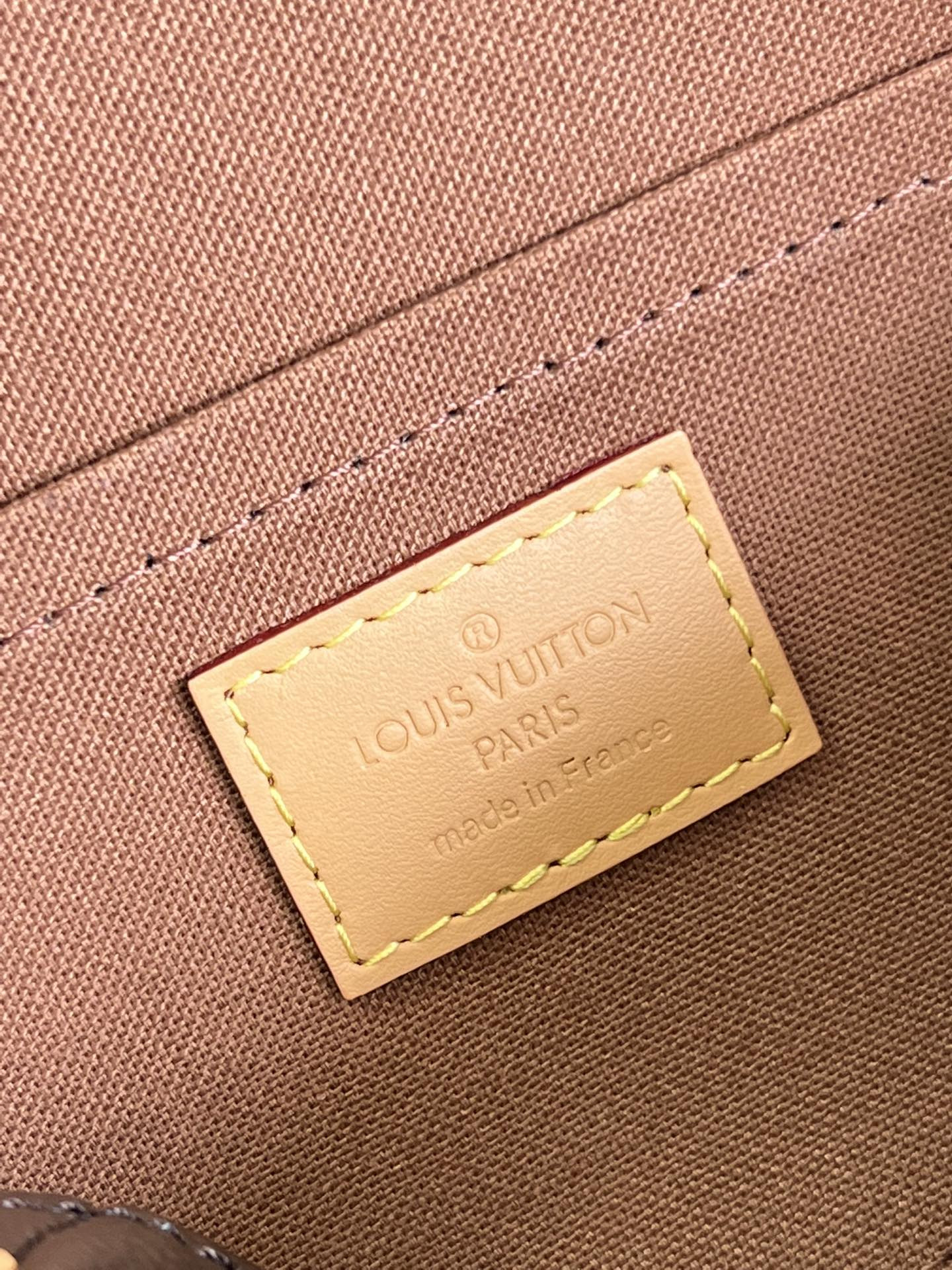 LV M50202 23 × 13 × 14 CM