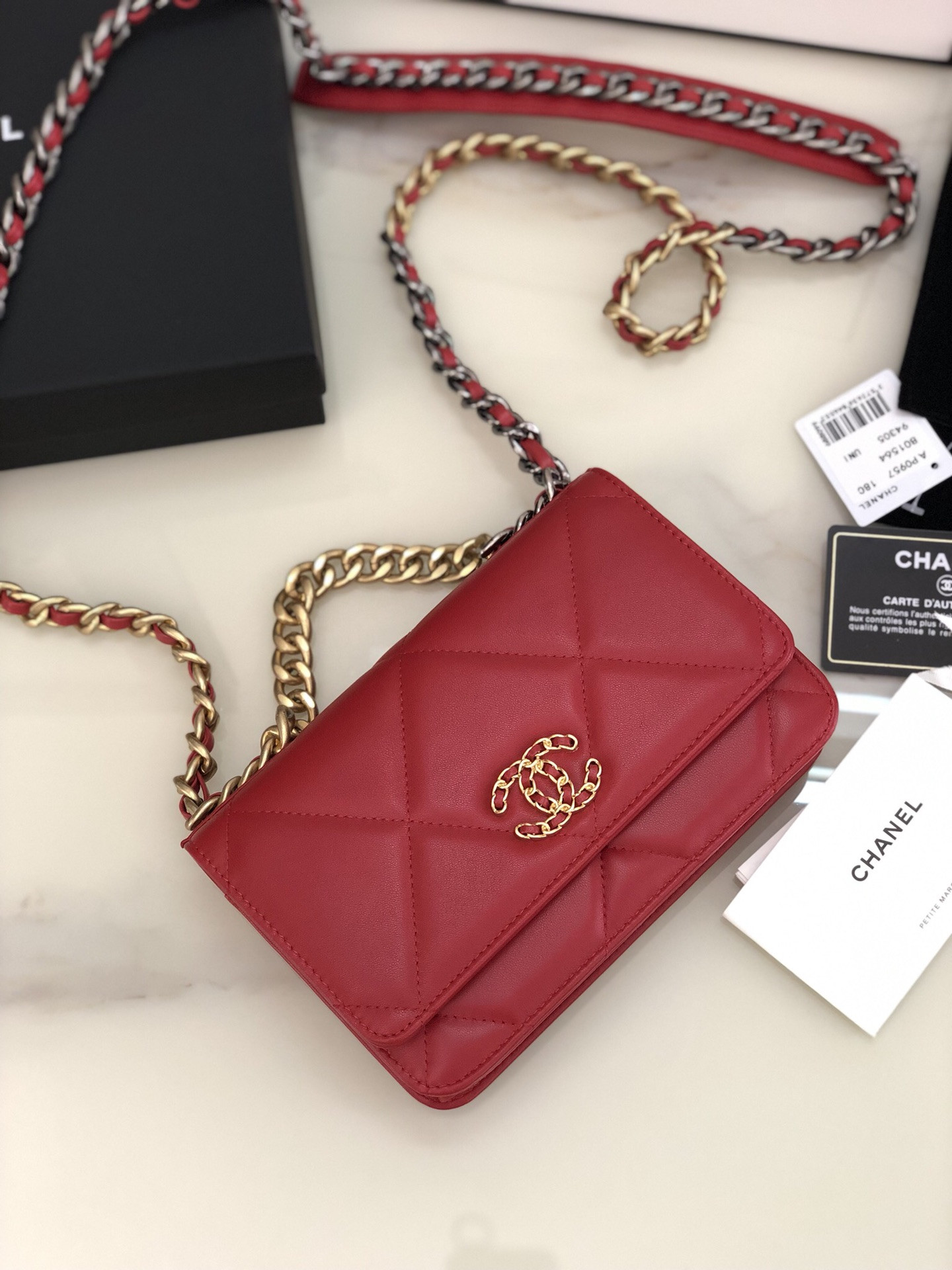 Ch*el classic wallet on chain red 4.8 × 7.5 × 1.4 in