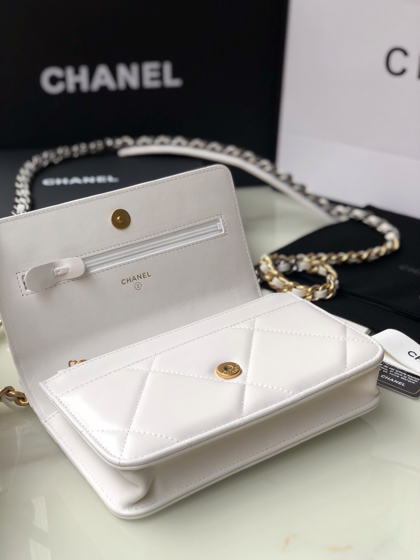 Ch*el classic wallet on chain 4.8 × 7.5 × 1.4 in