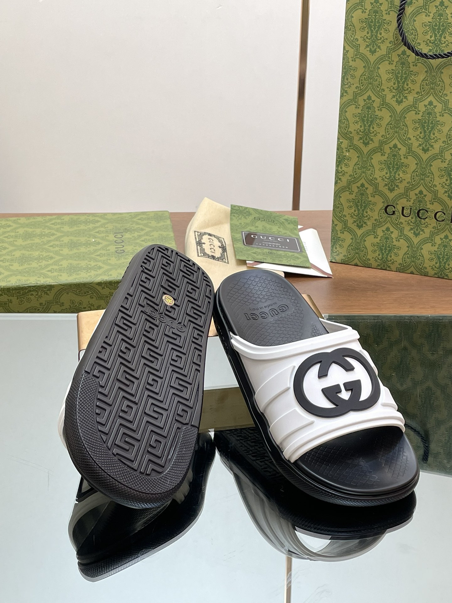 ua G*u*i interlocking g slide sandal
