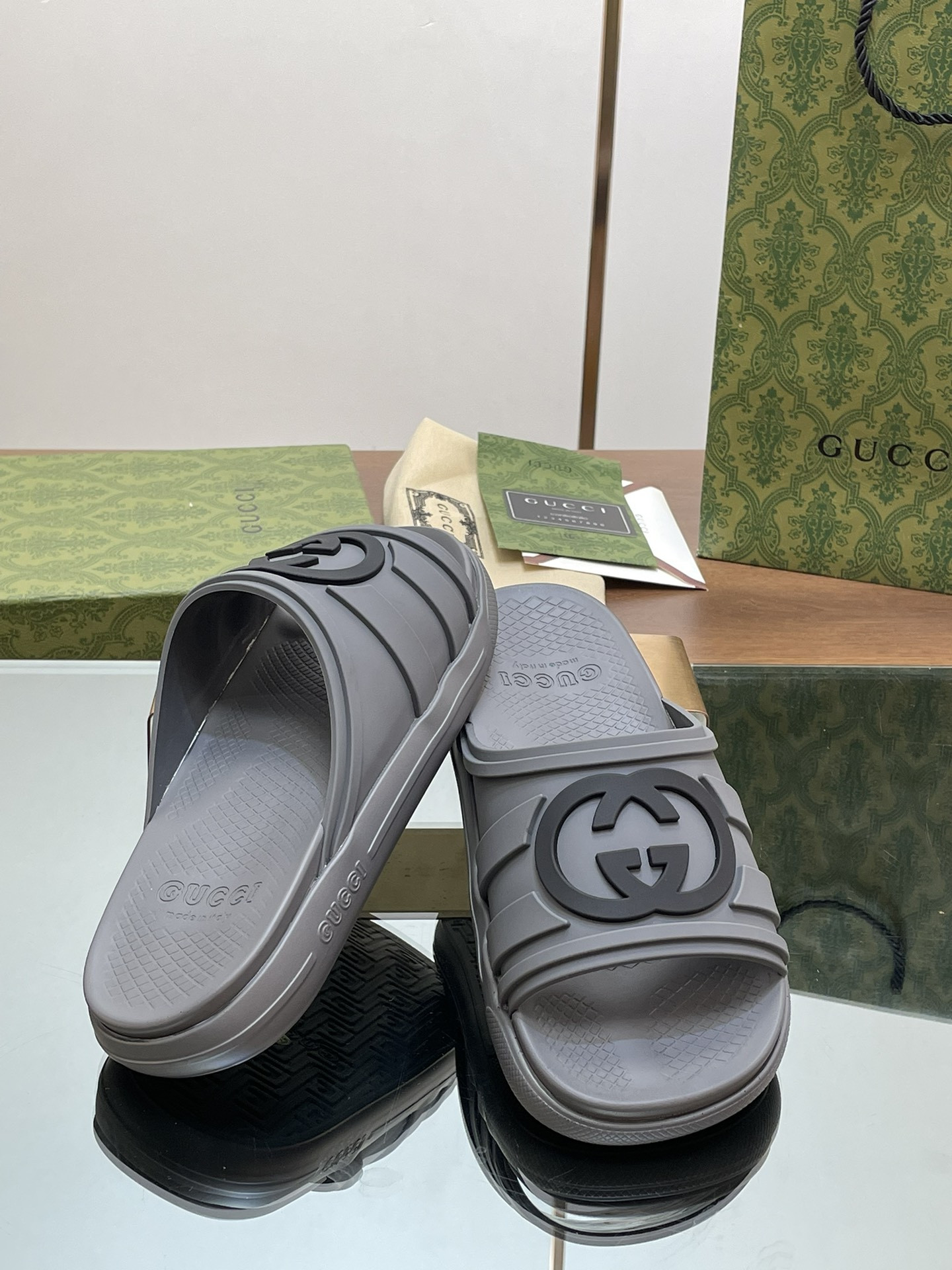 ua G*u*i interlocking g slide sandal