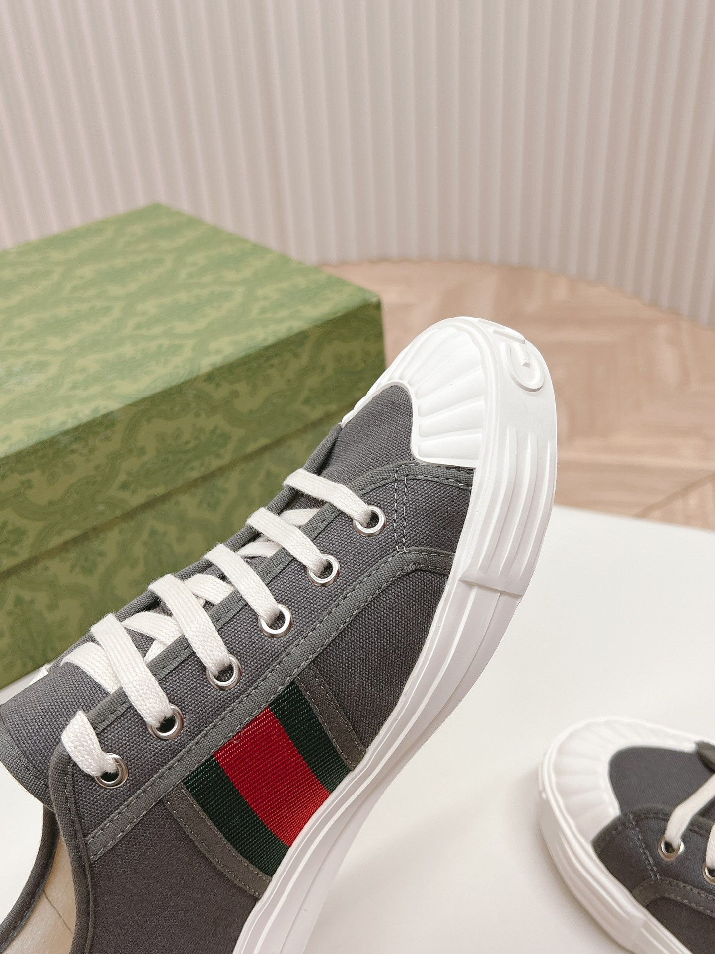 ua G*u*i sneaker with web