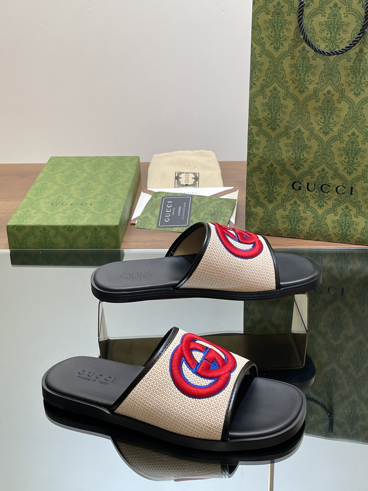 ua G*u*i interlocking g slide sandal