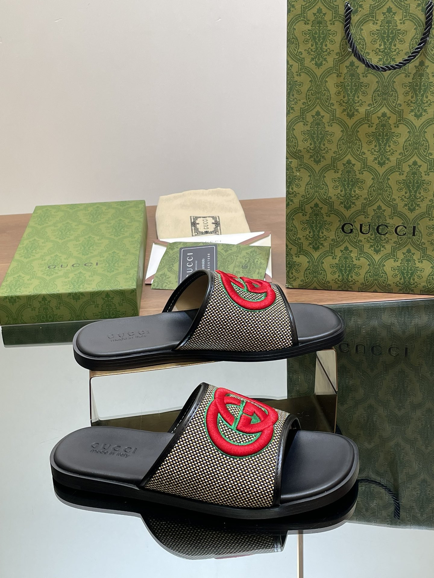 ua G*u*i interlocking g slide sandal