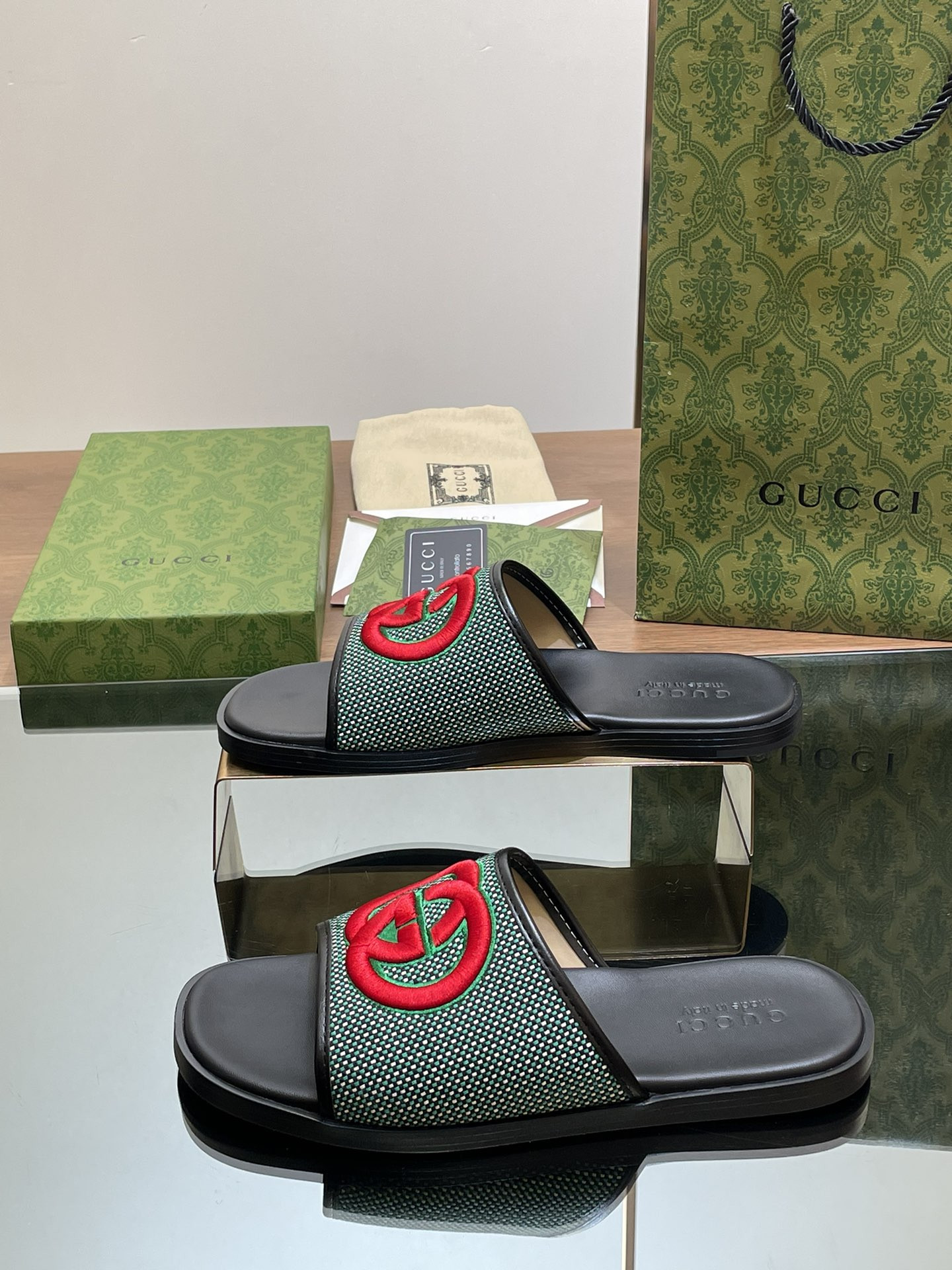 ua G*u*i interlocking g slide sandal