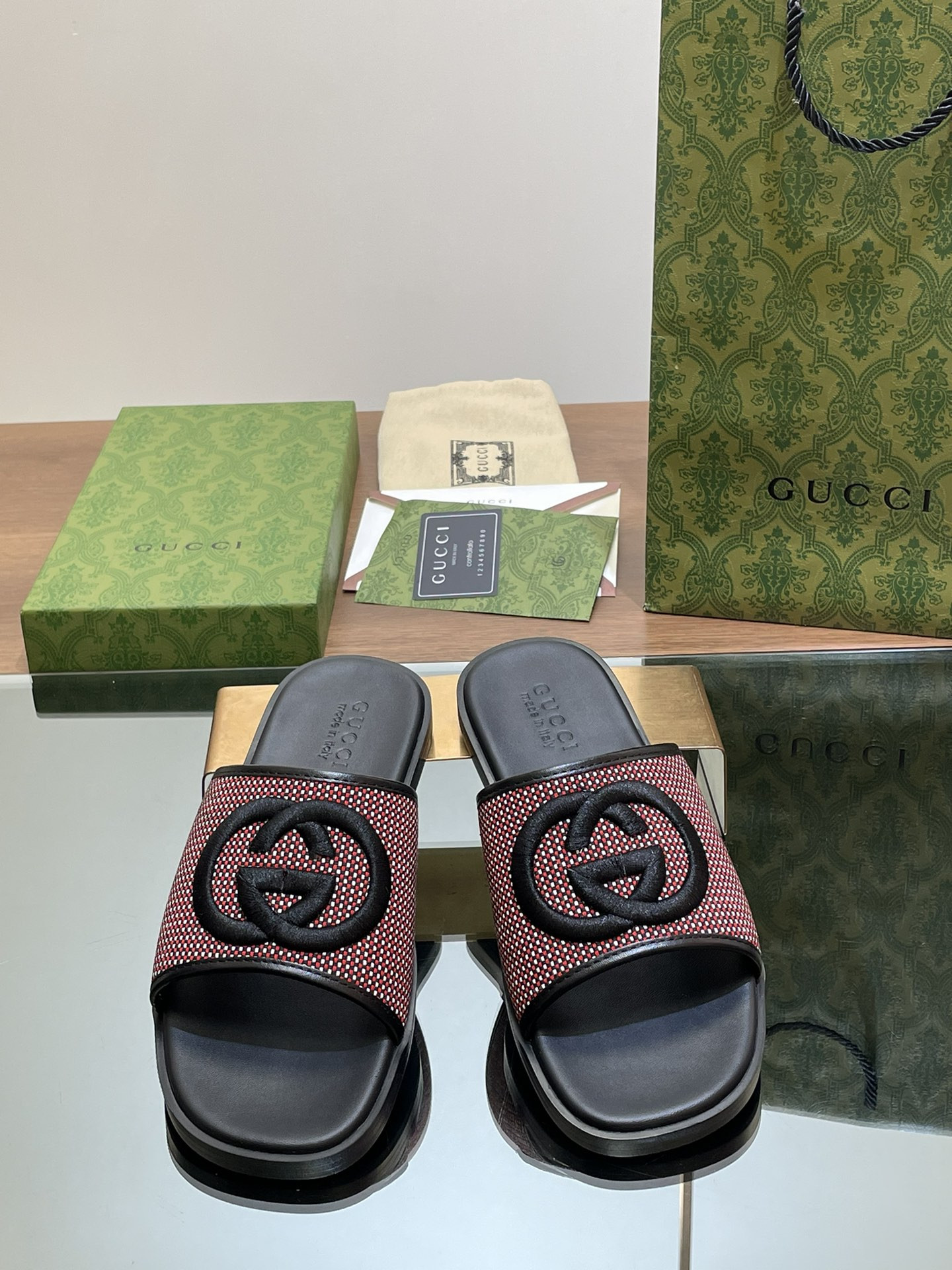 ua G*u*i interlocking g slide sandal
