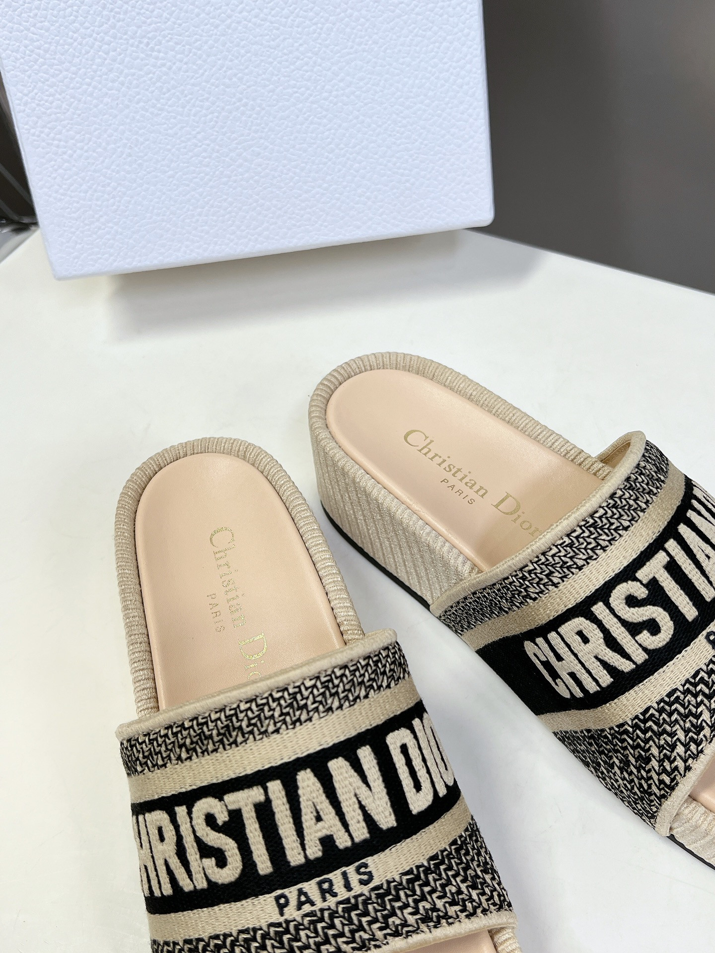 ua D*or platform sandals