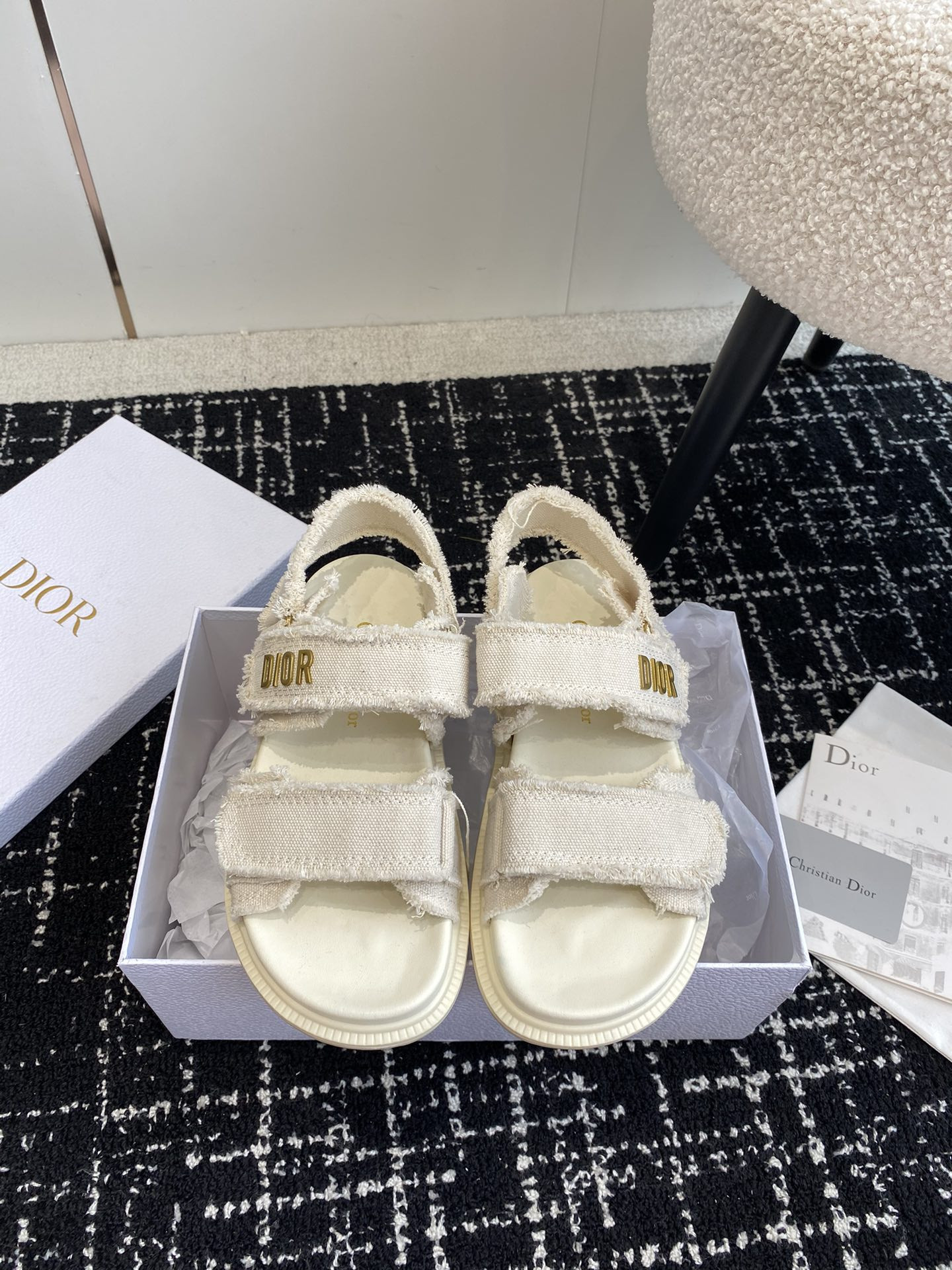 ua D*oract sandal