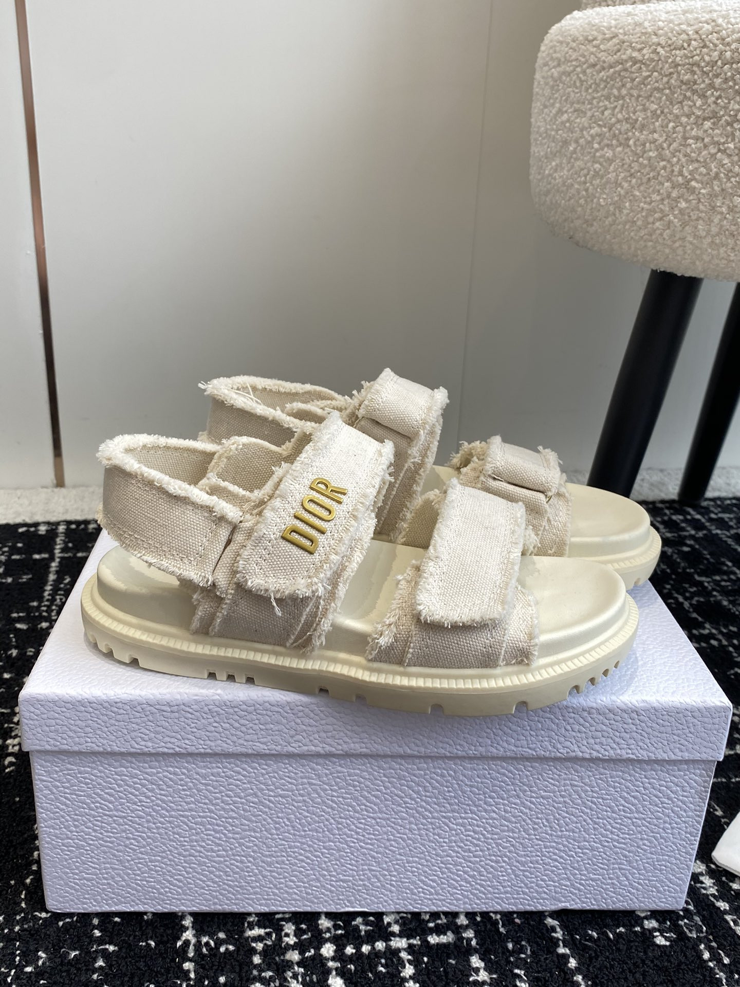 ua D*oract sandal