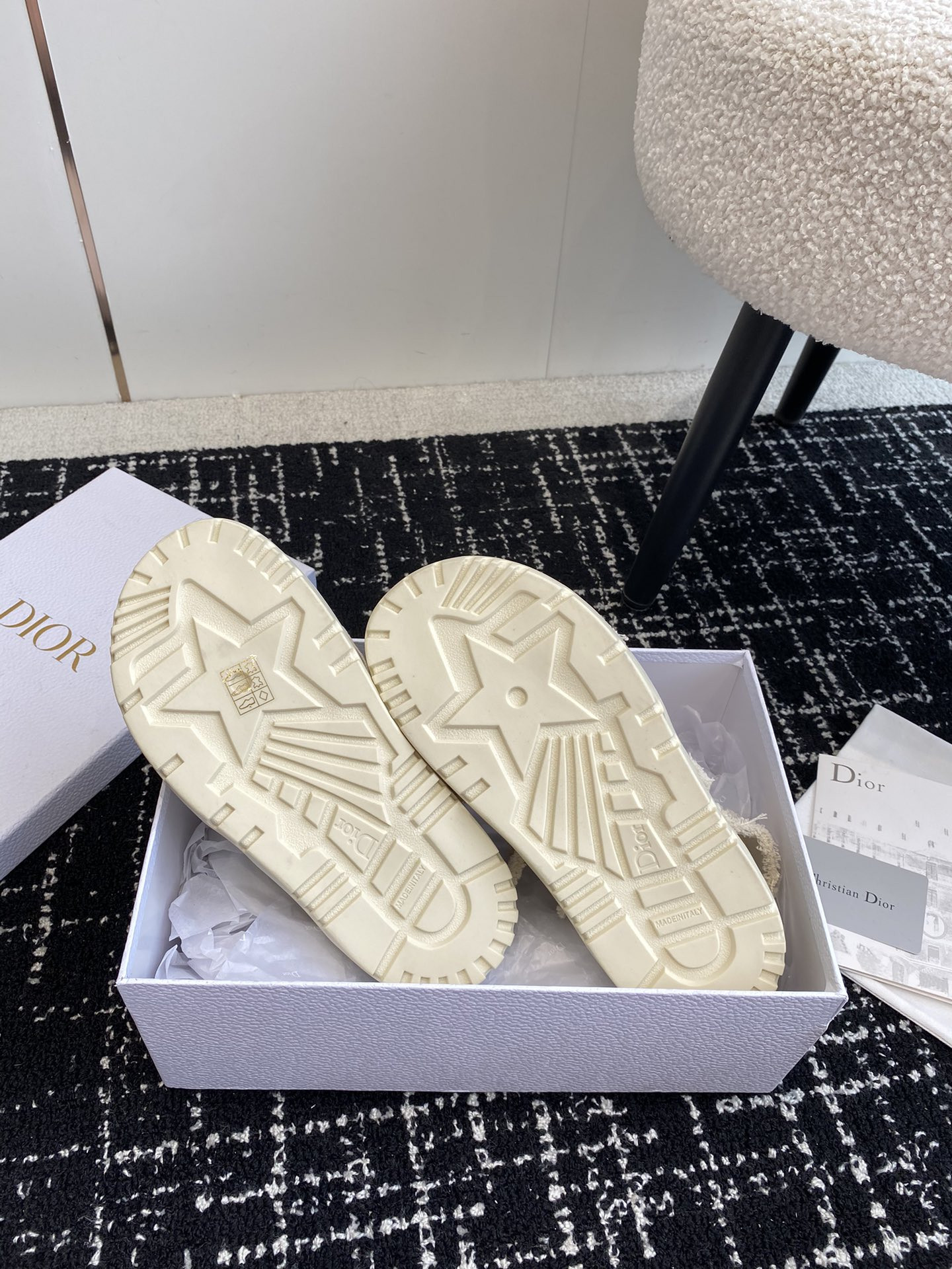 ua D*oract sandal