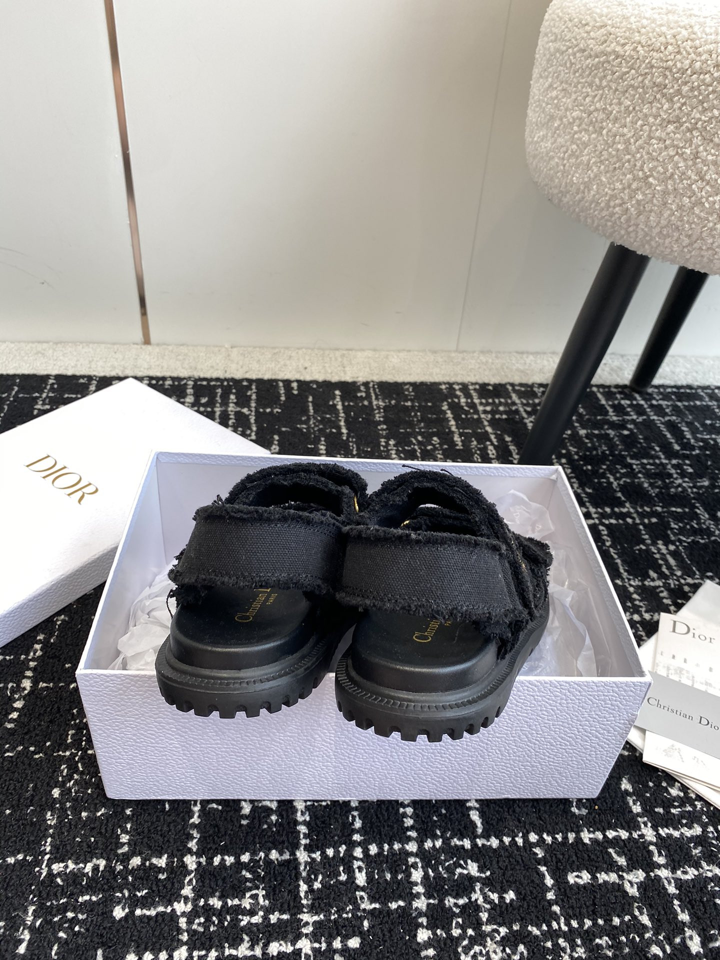 ua D*oract sandal