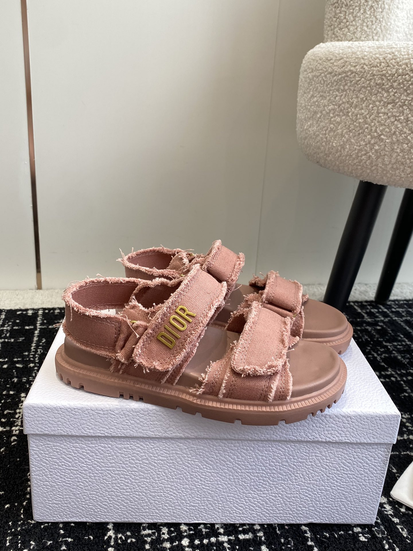 ua D*oract sandal