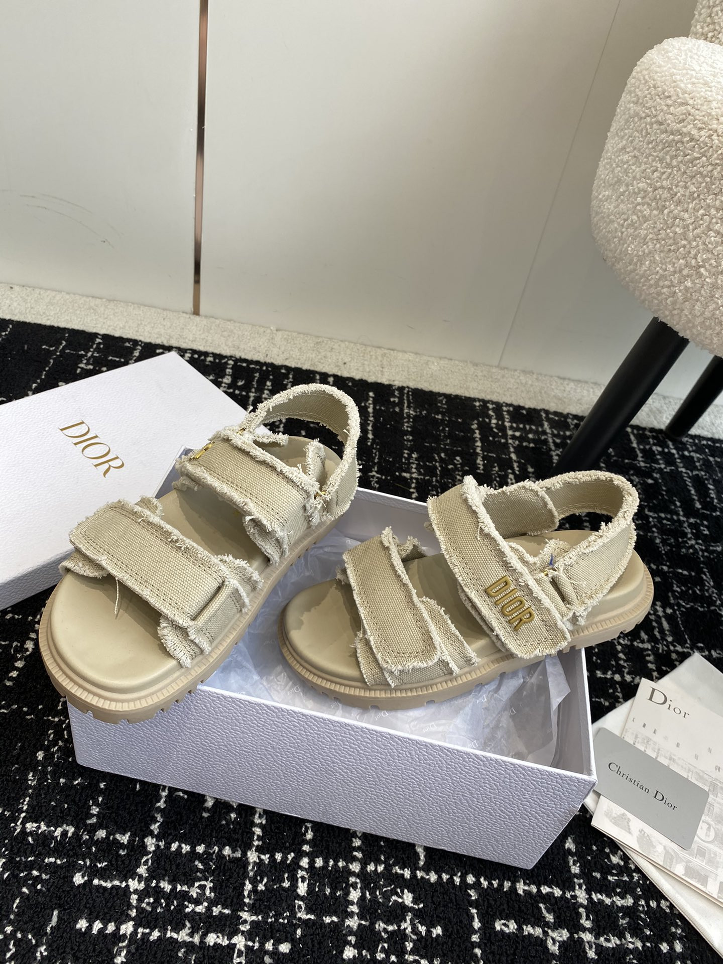 ua D*oract sandal