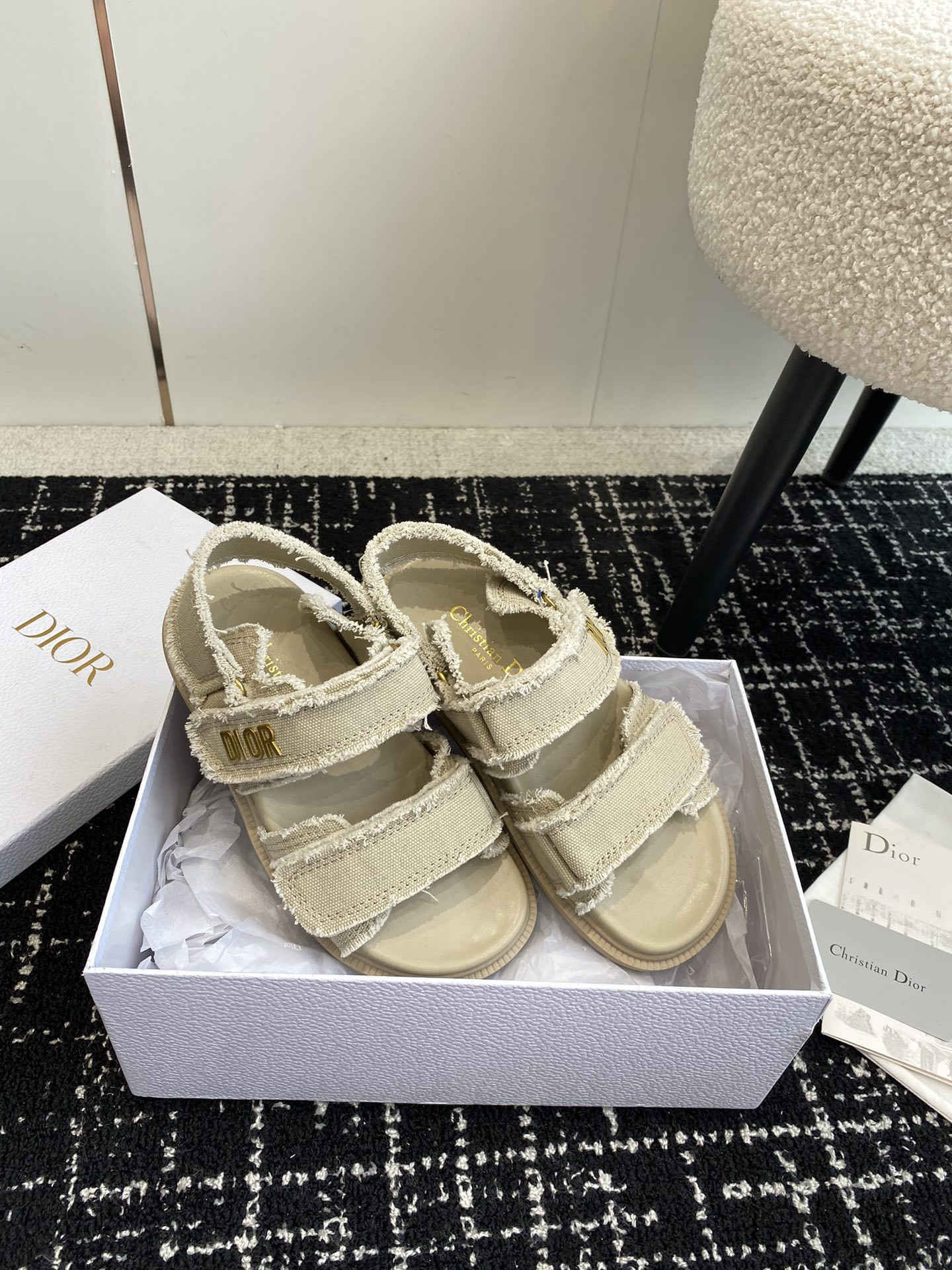 ua D*oract sandal