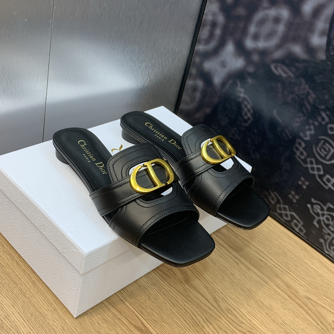 ua D*or 30 montaigne slide