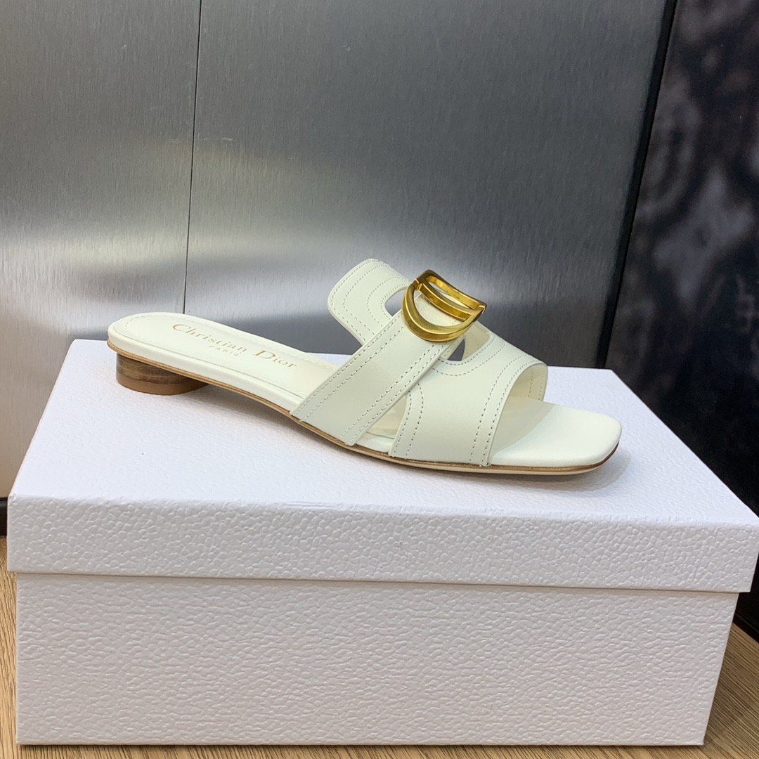 ua D*or 30 montaigne slide