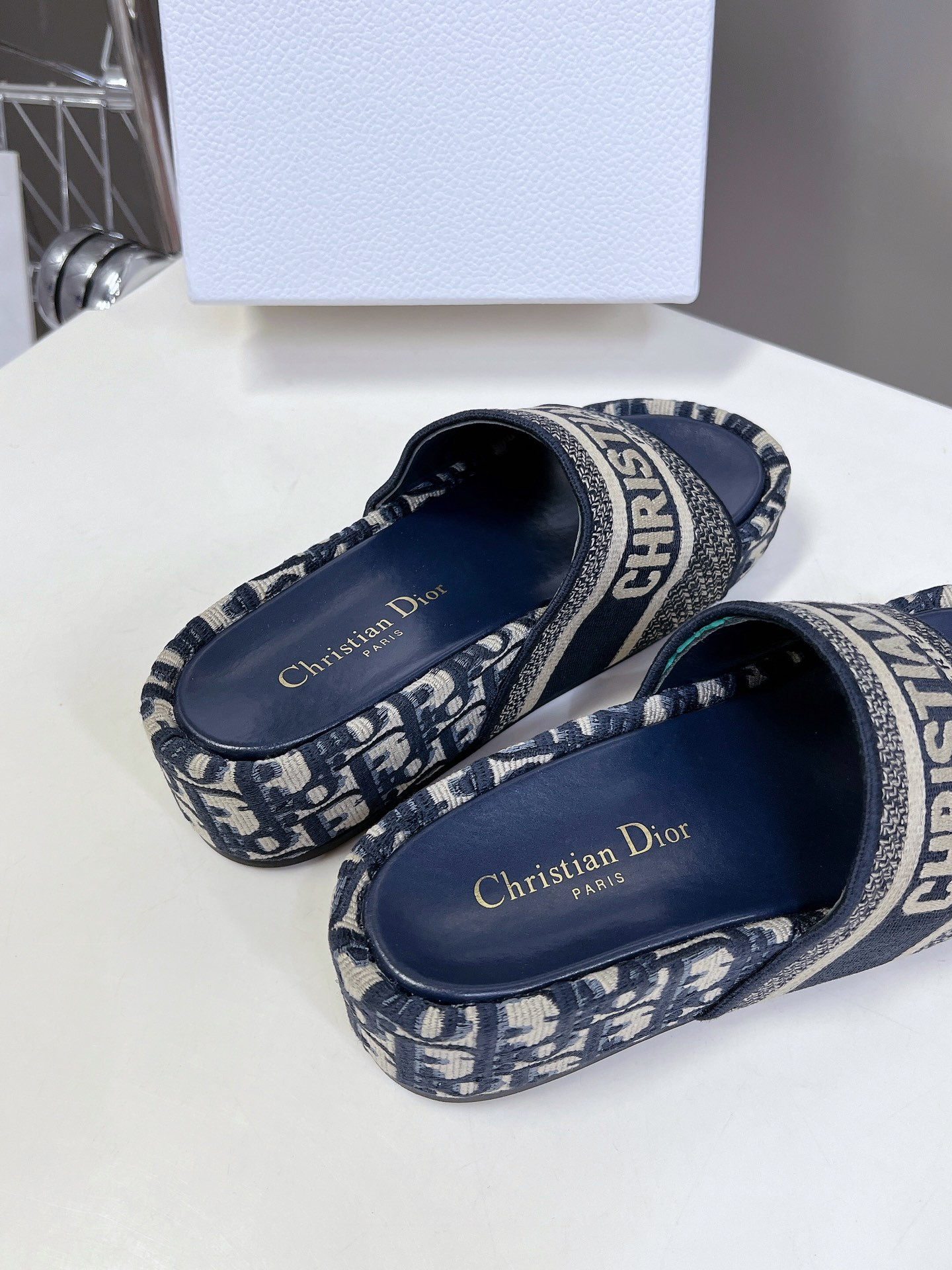 ua D*or platform sandals