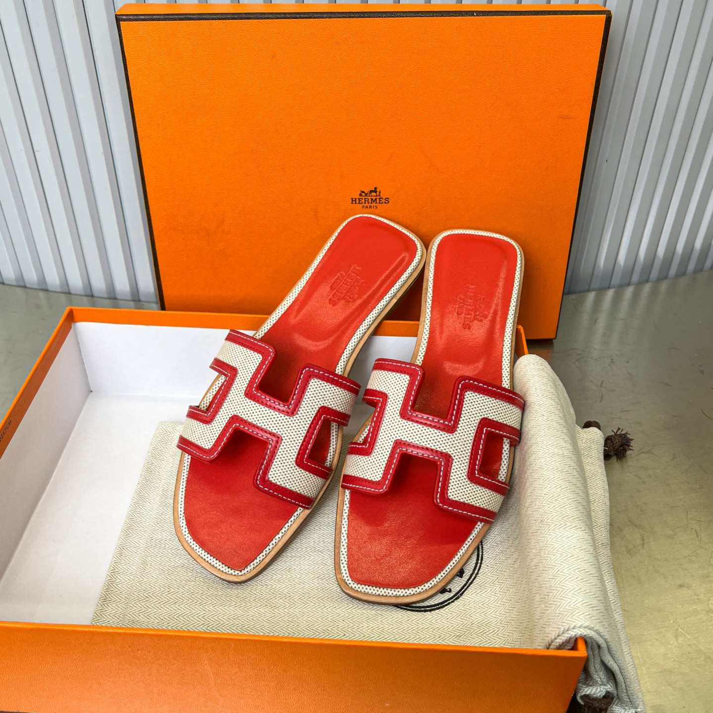 ua H**me5 oran sandal