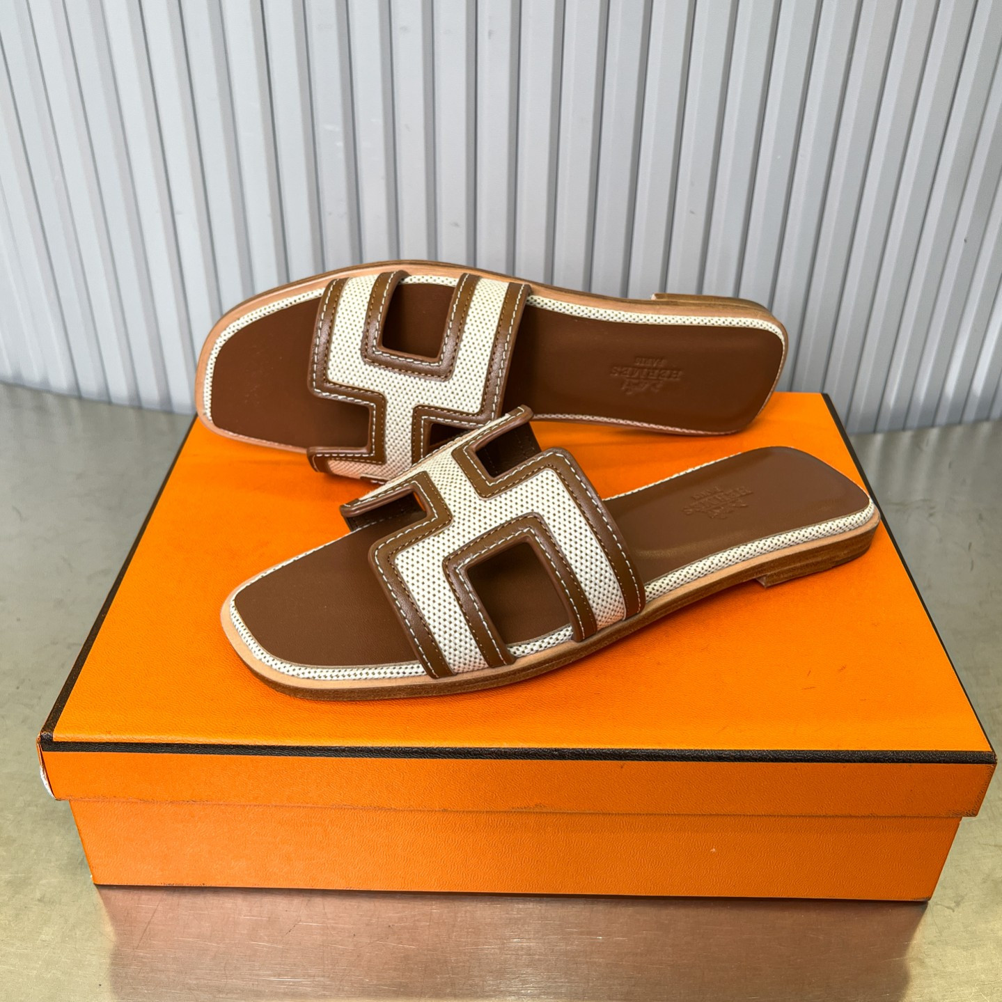 ua H**me5 oran sandal