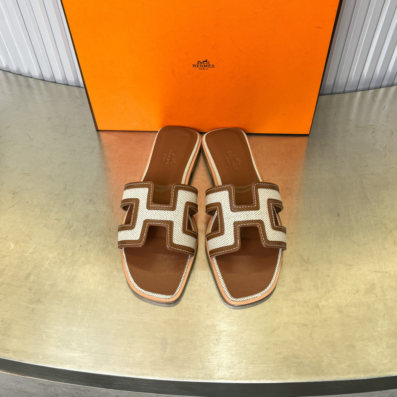 ua H**me5 oran sandal