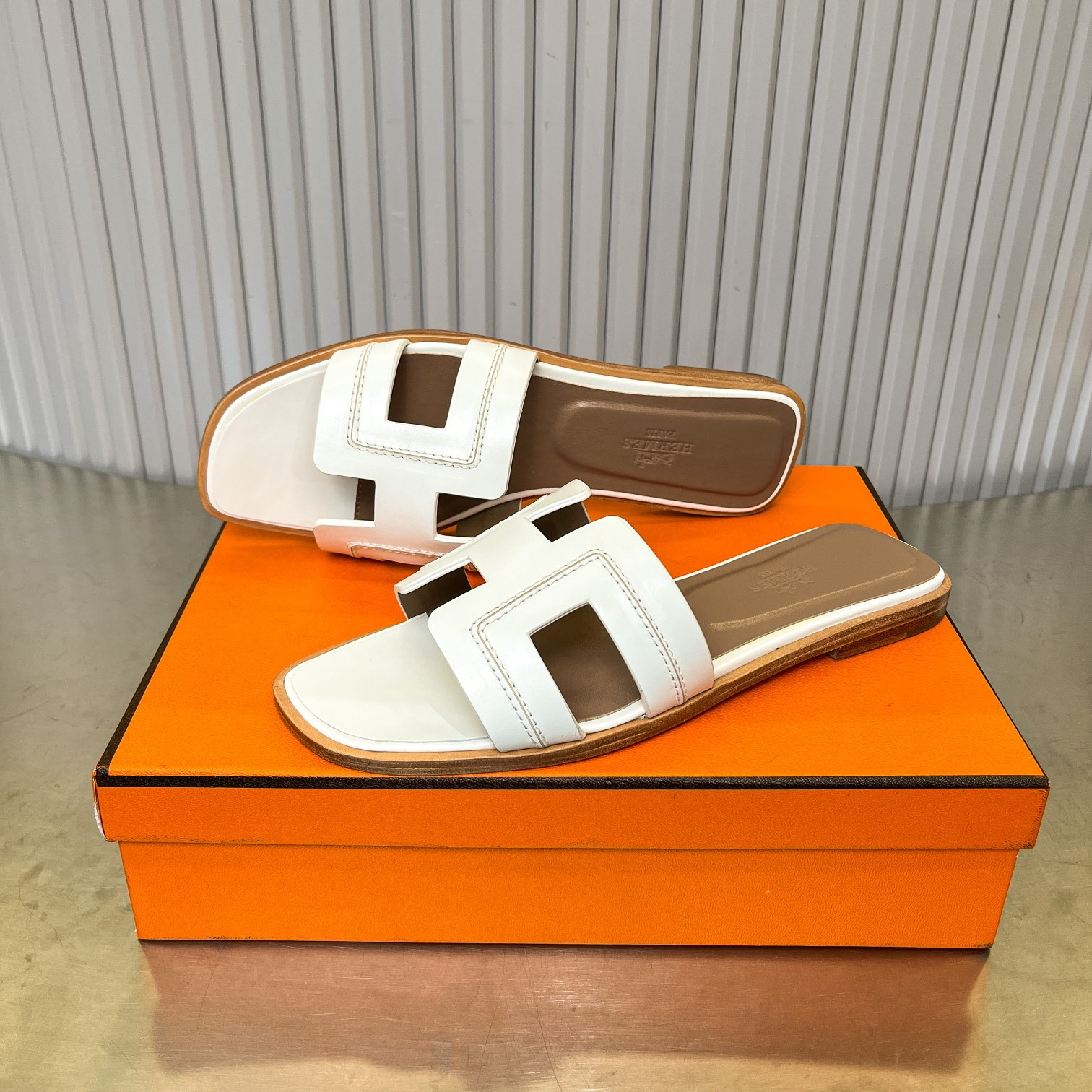 ua H**me5 oran sandal