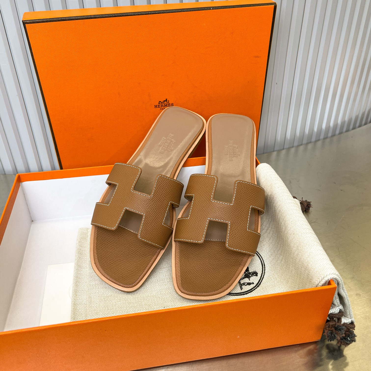 ua H**me5 oran sandal