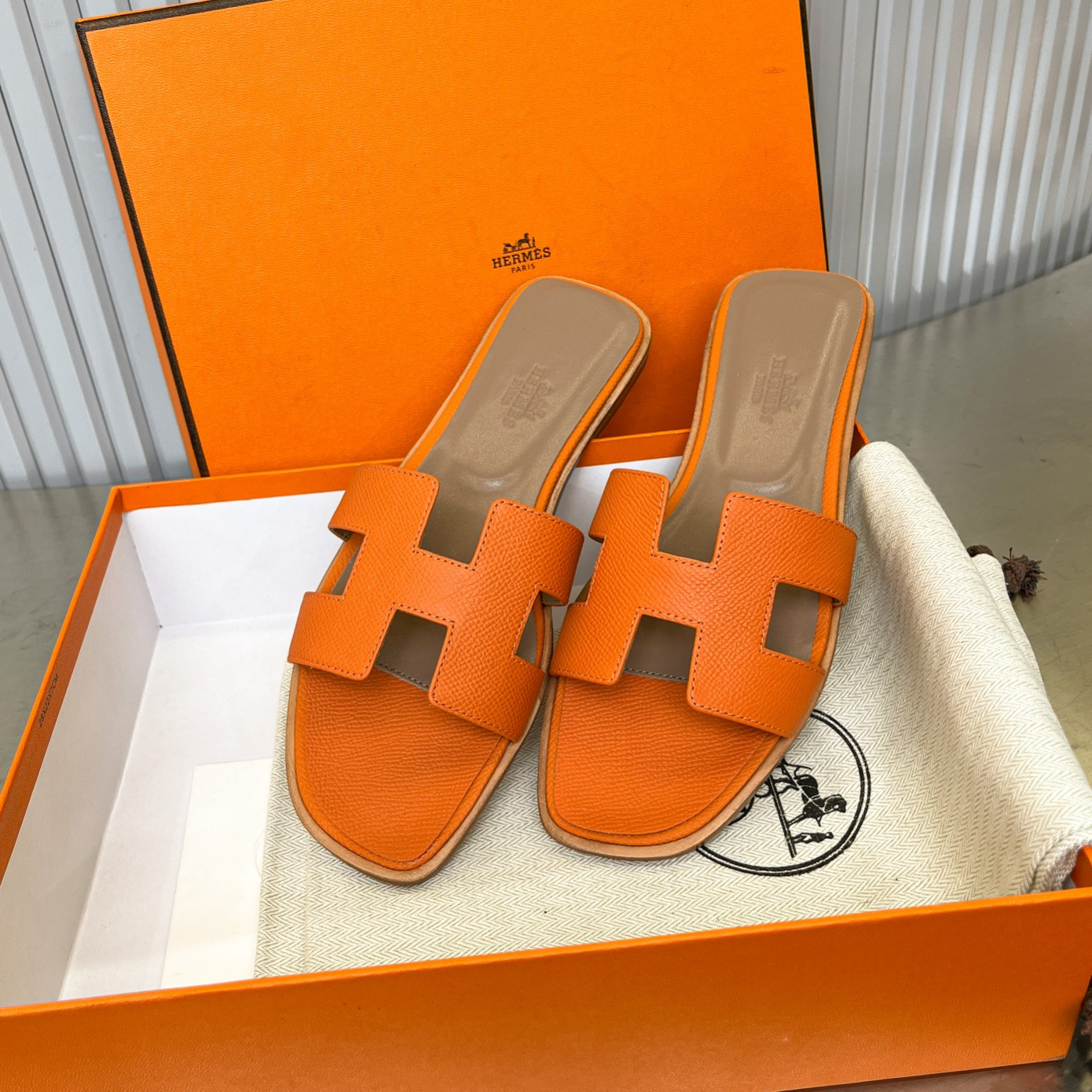 ua H**me5 oran sandal