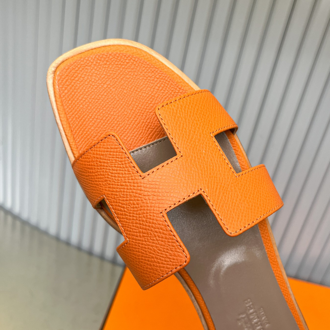 ua H**me5 oran sandal