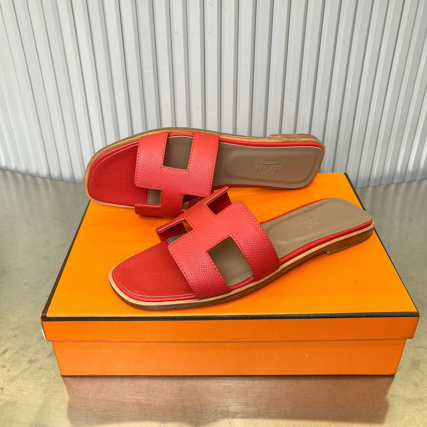 ua H**me5 oran sandal
