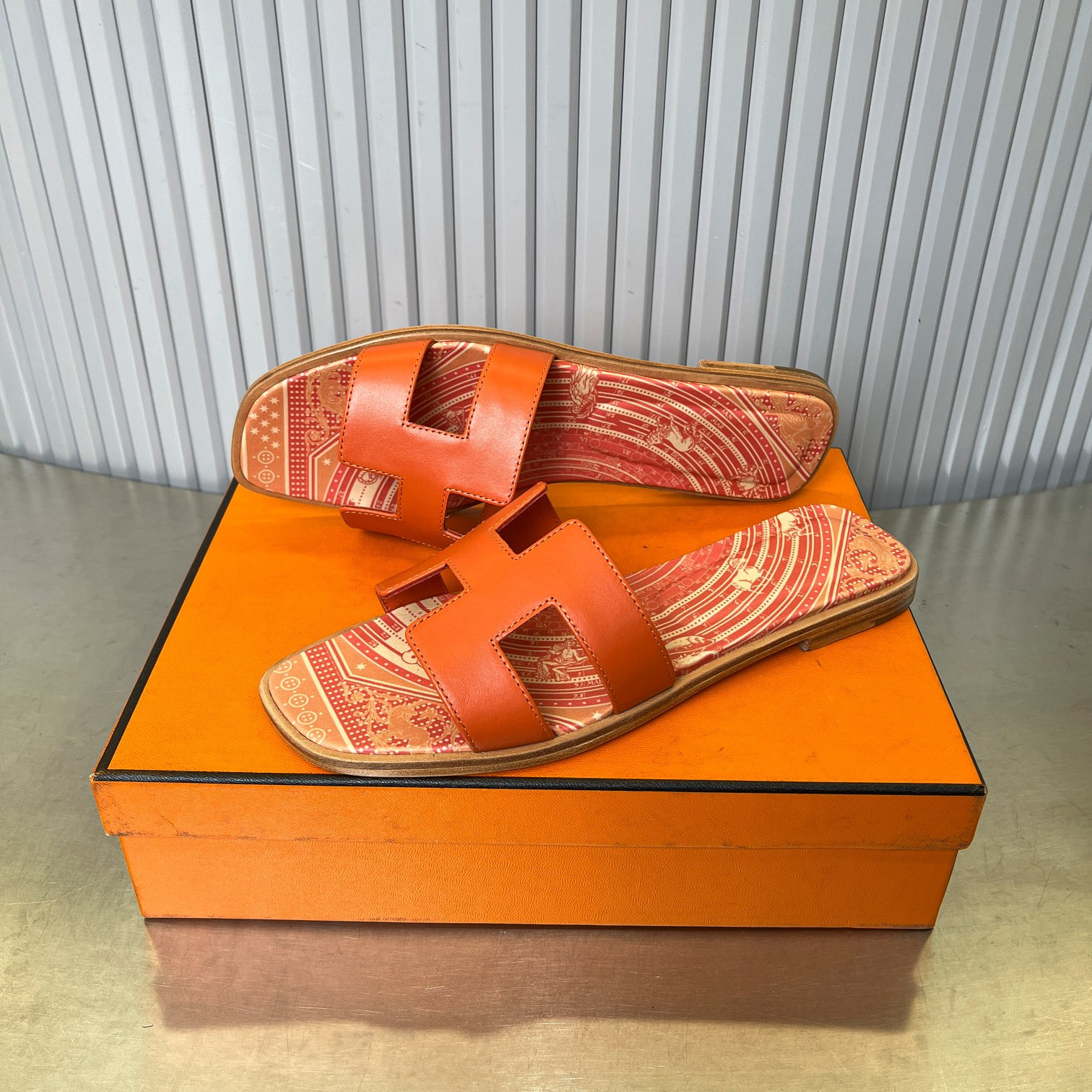 ua H**me5 oran sandal