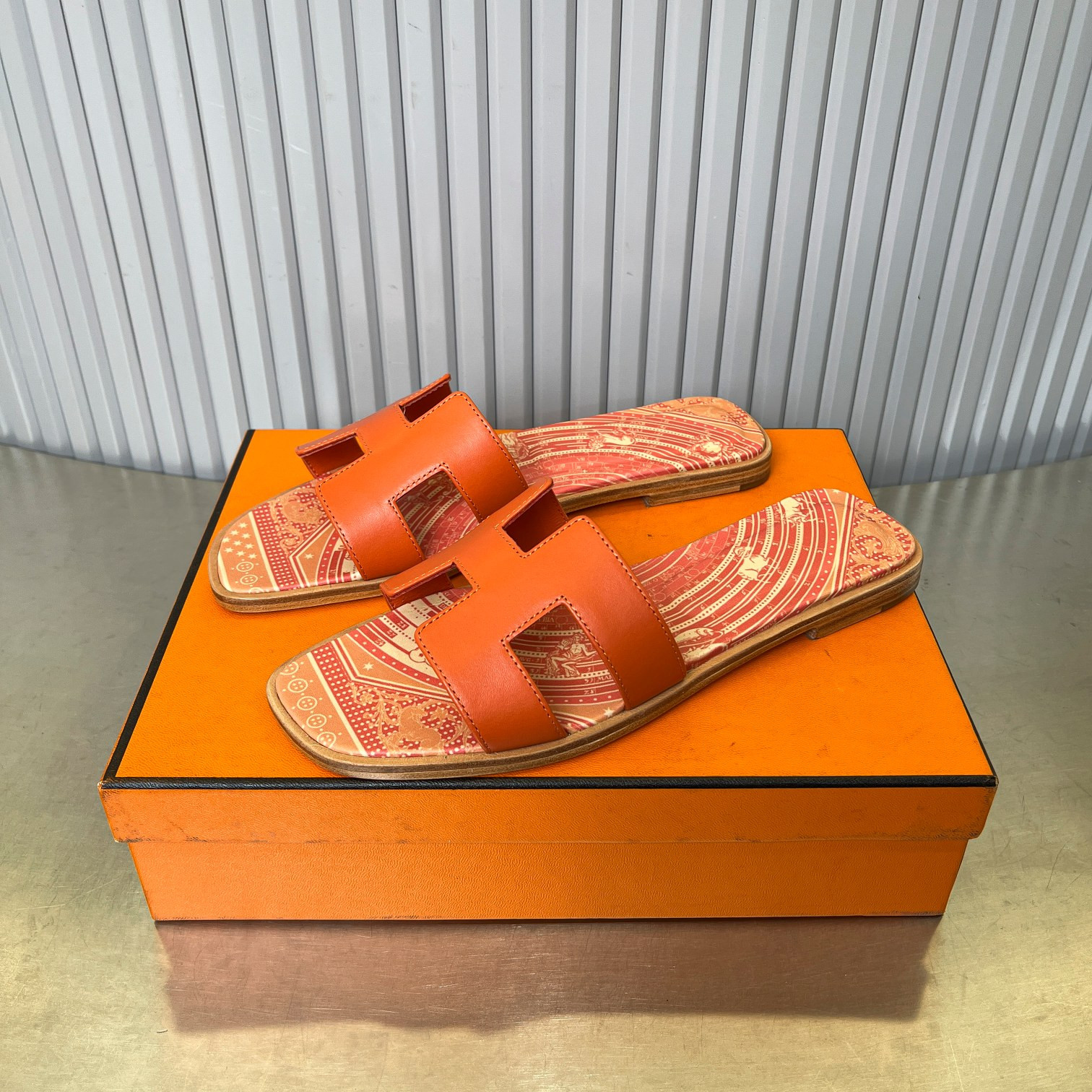 ua H**me5 oran sandal