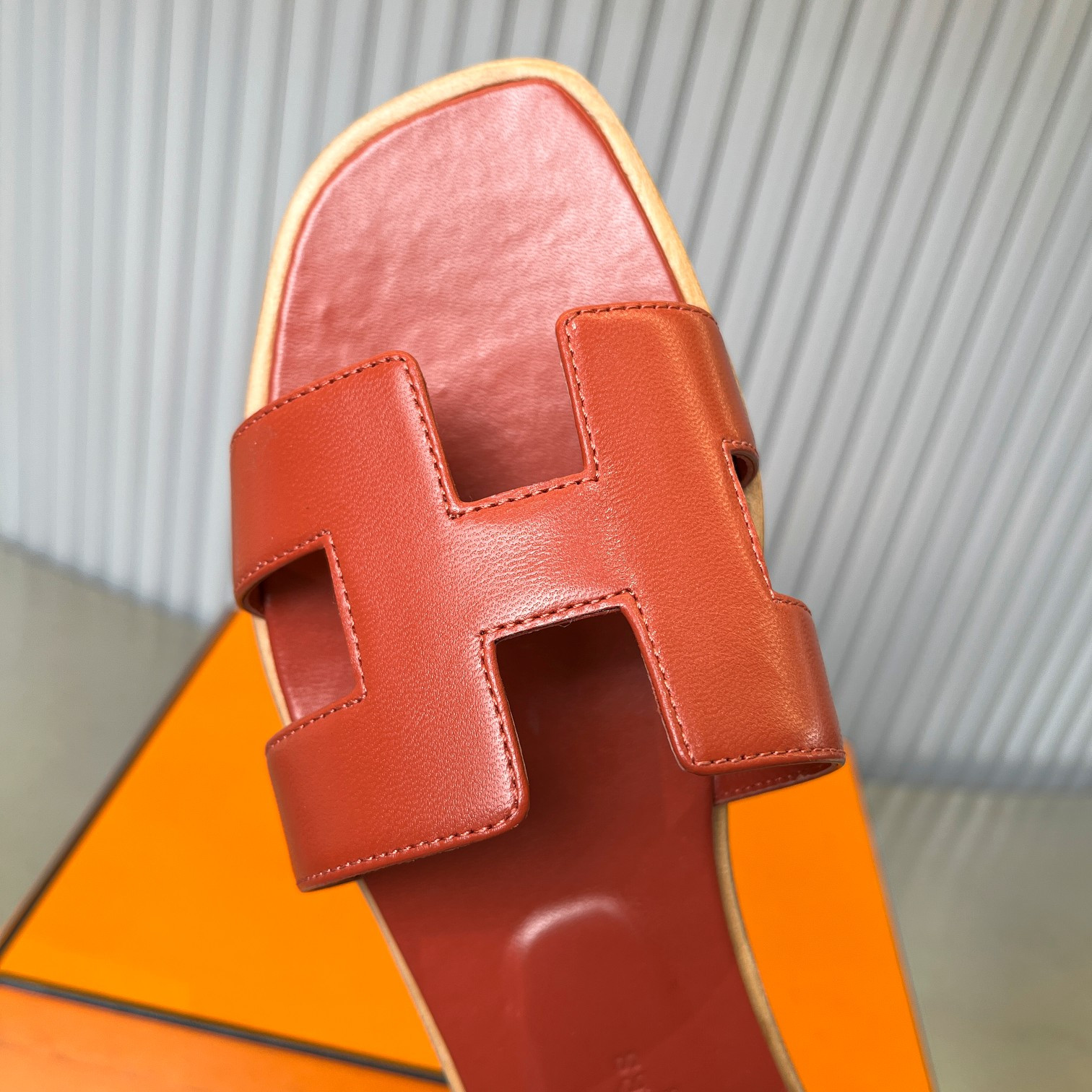 ua H**me5 oran sandal