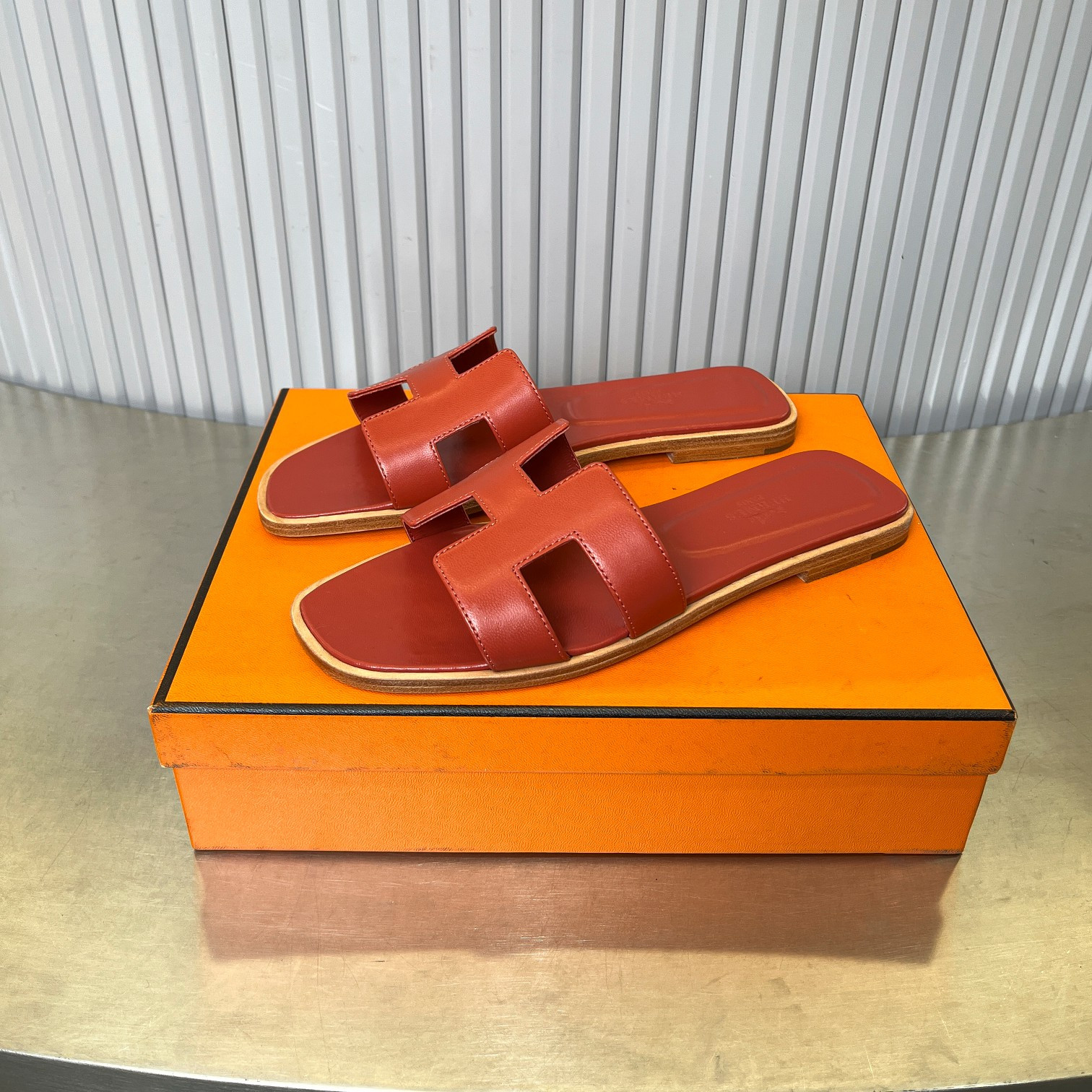 ua H**me5 oran sandal
