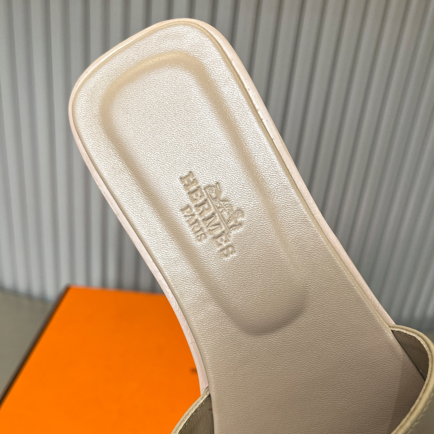 ua H**me5 oran sandal