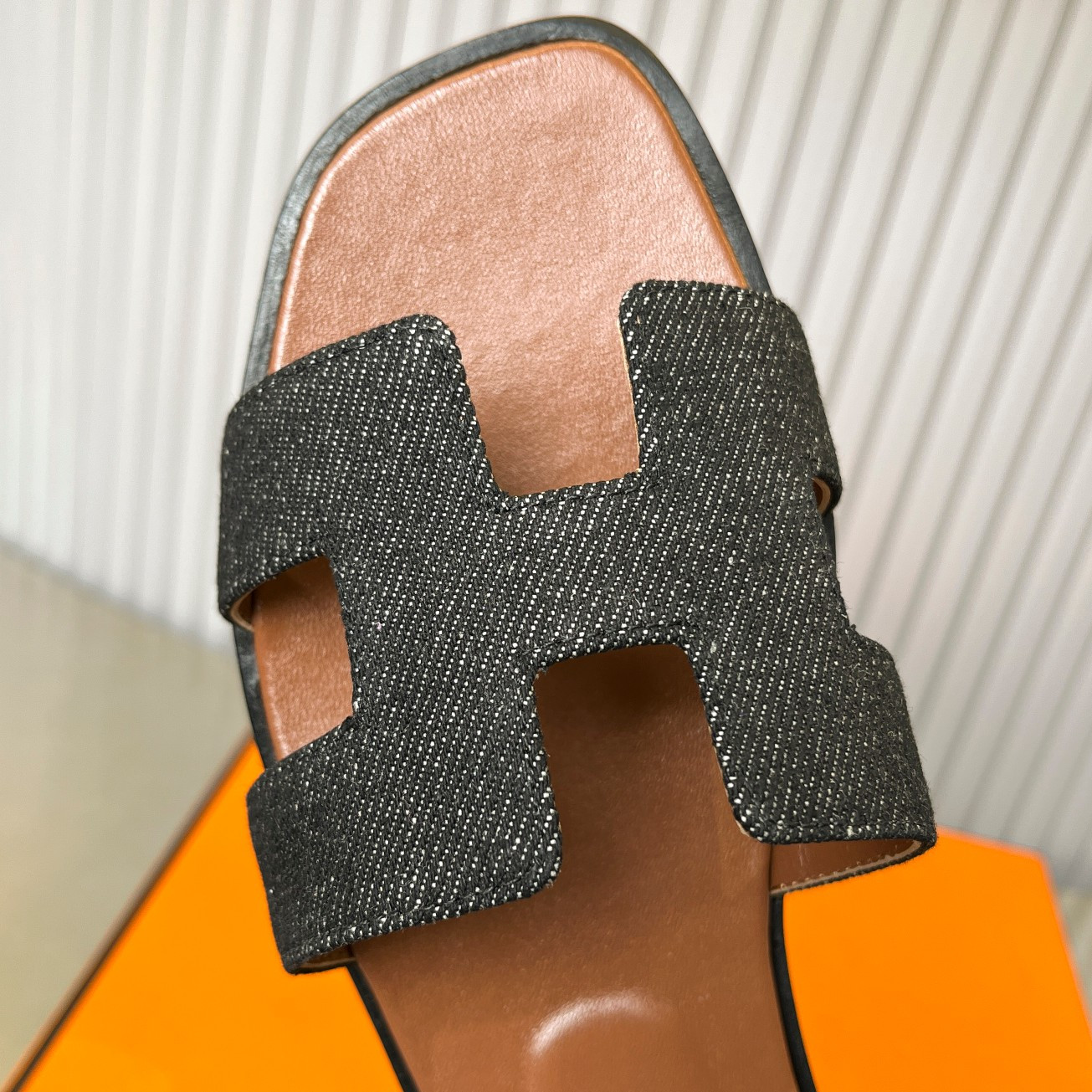 ua H**me5 oran sandal